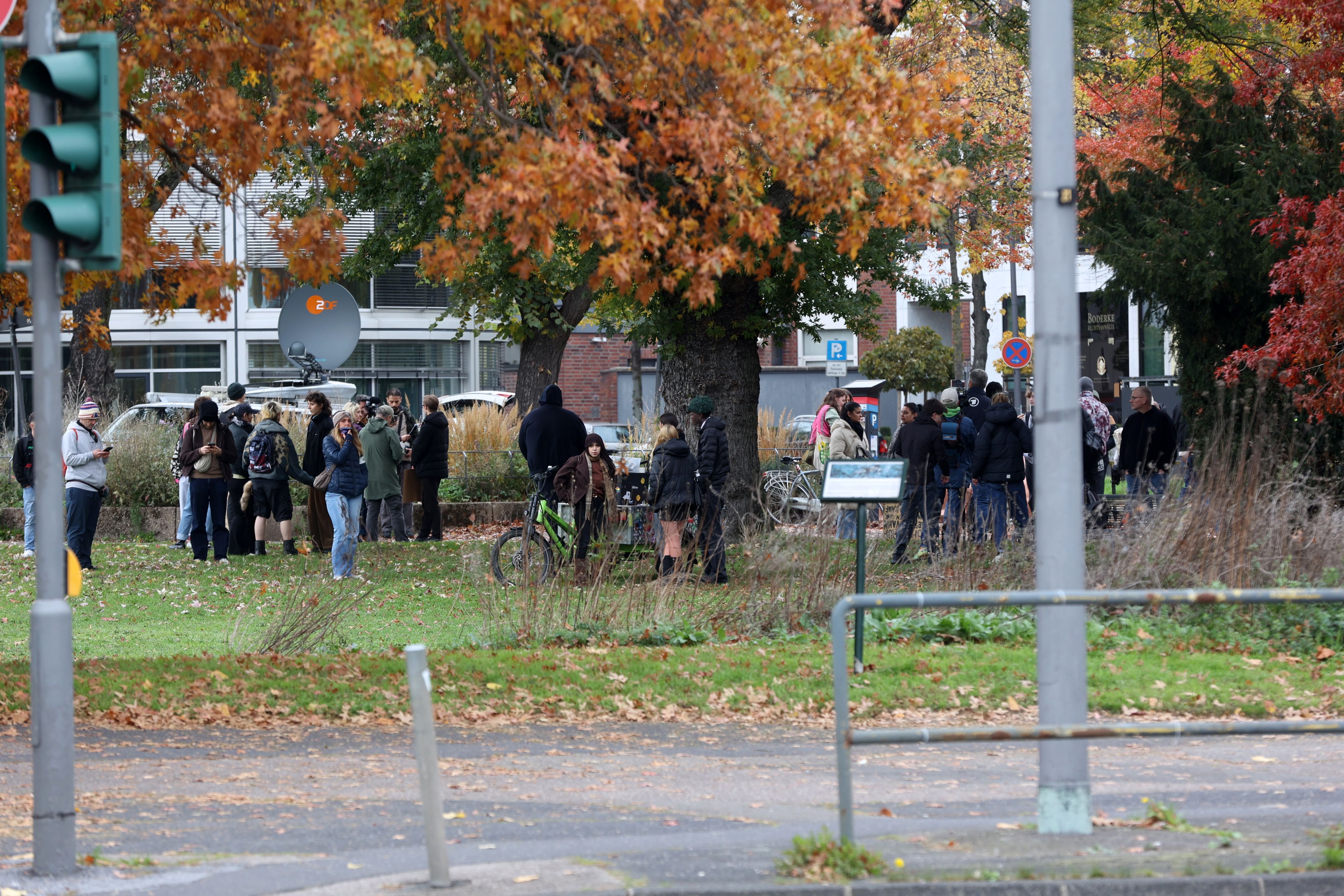 31.10.2026. Köln: Demonstration unter dem Motto «Gen Z regelt». Die jungen Teilnehmenden demonstrieren nach eigenen Angaben für „Bildung, Gesundheit, Klimaschutz und ein bezahlbares Leben, gegen die Wehrpflicht und gegen einen Sparkurs auf unserem Rücken“. In zahlreichen deutschen Städten sind zeitgleich Protestkundgebungen angemeldet. In Köln werden 15.000 Teilnehmende am Konrad-Adenauer-Ufer erwartet. Foto: Martina Goyert