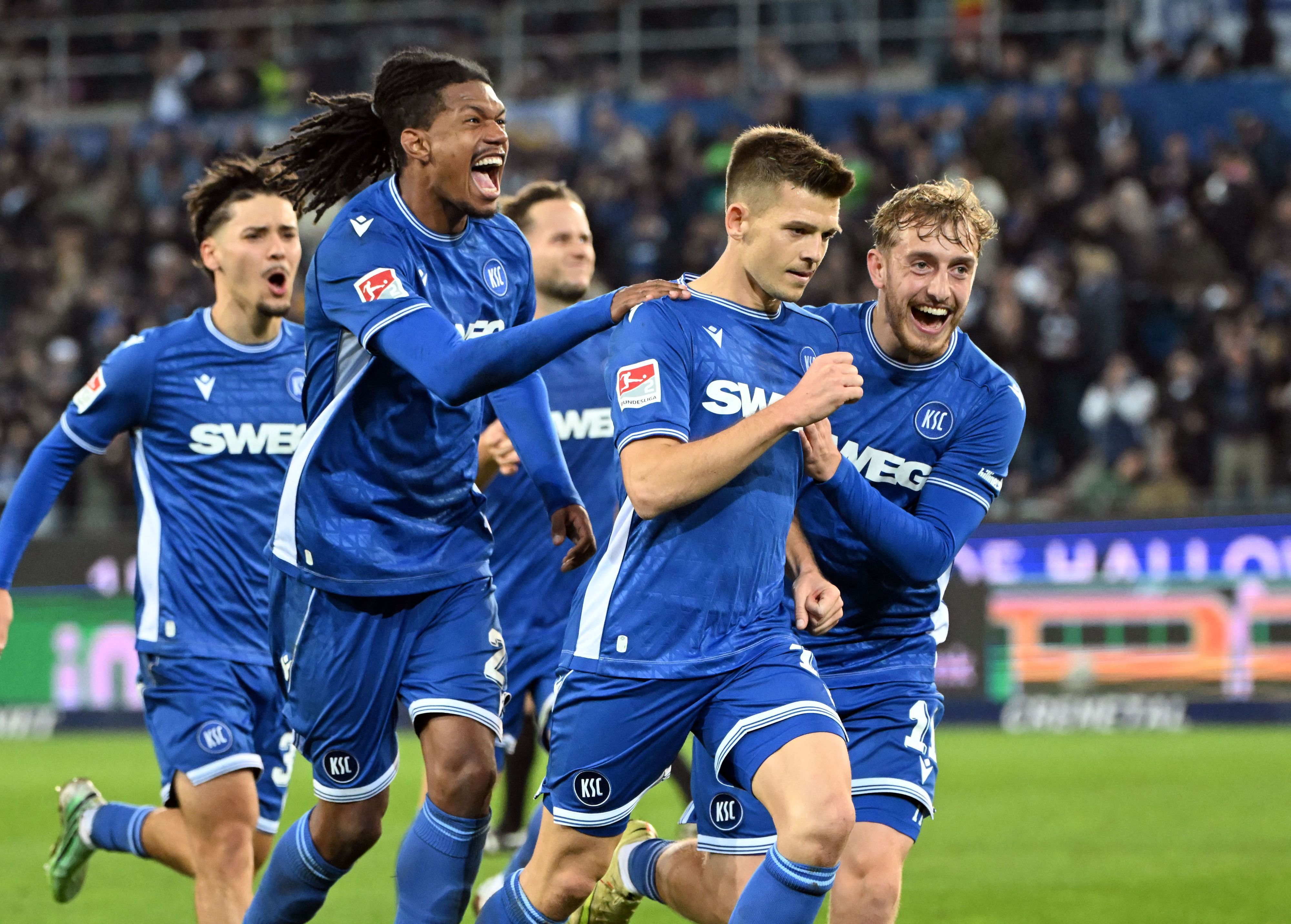 Die Karlsruher bejubeln den Treffer zum 2:0 durch den Karlsruher Marvin Wanitzek.