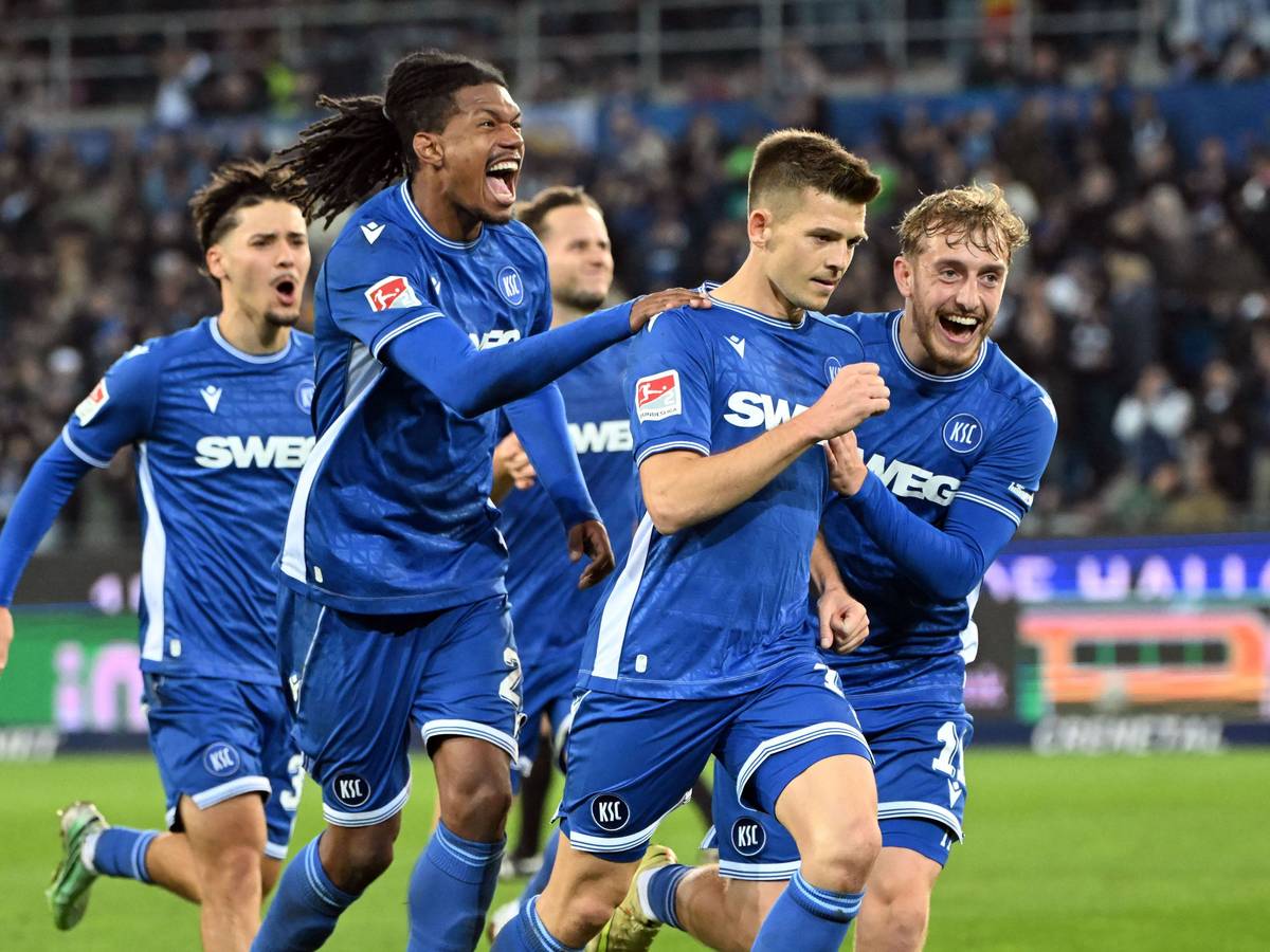 Die Karlsruher bejubeln den Treffer zum 2:0 durch den Karlsruher Marvin Wanitzek.