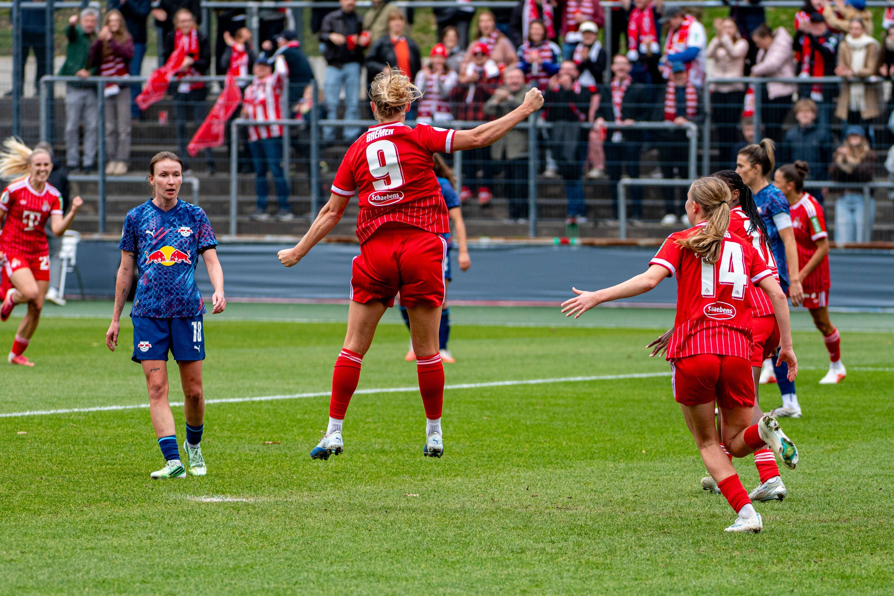 Torjubel bei den Frauen des 1. FC Köln im DFB-Pokal.