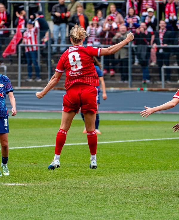 Torjubel bei den Frauen des 1. FC Köln im DFB-Pokal.