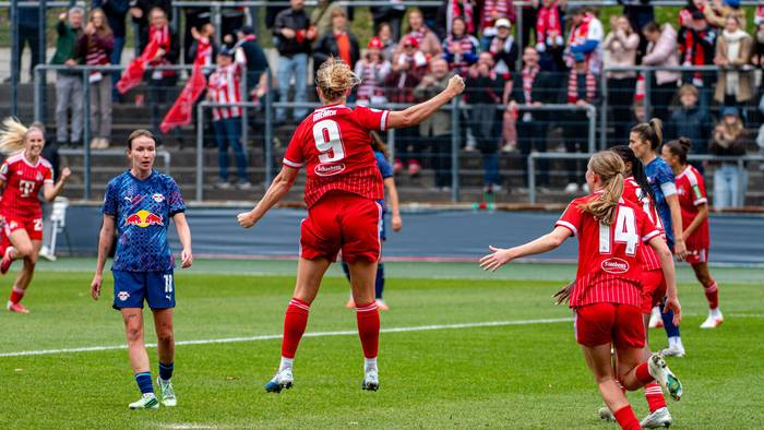 Torjubel bei den Frauen des 1. FC Köln im DFB-Pokal.