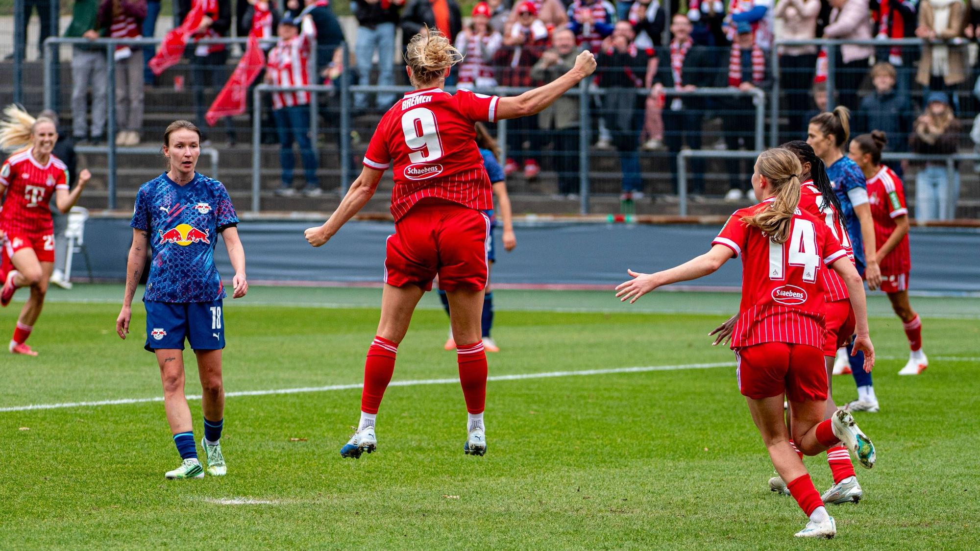 Torjubel bei den Frauen des 1. FC Köln im DFB-Pokal.