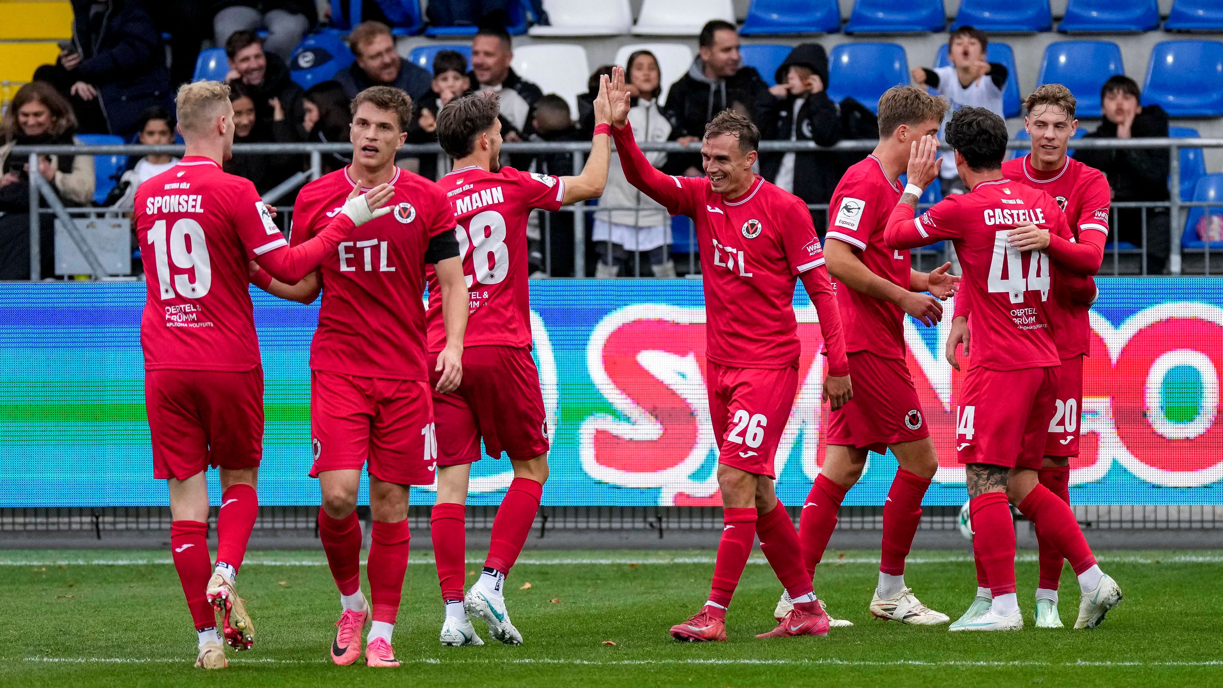 Torjubel bei den Spielern von Viktoria Köln.