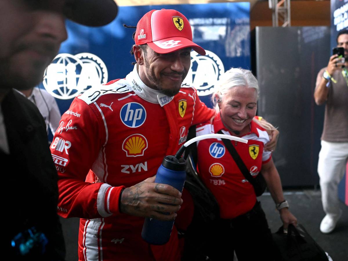 Lewis Hamilton freut sich mit einer Ferrari-Mitarbeiterin.