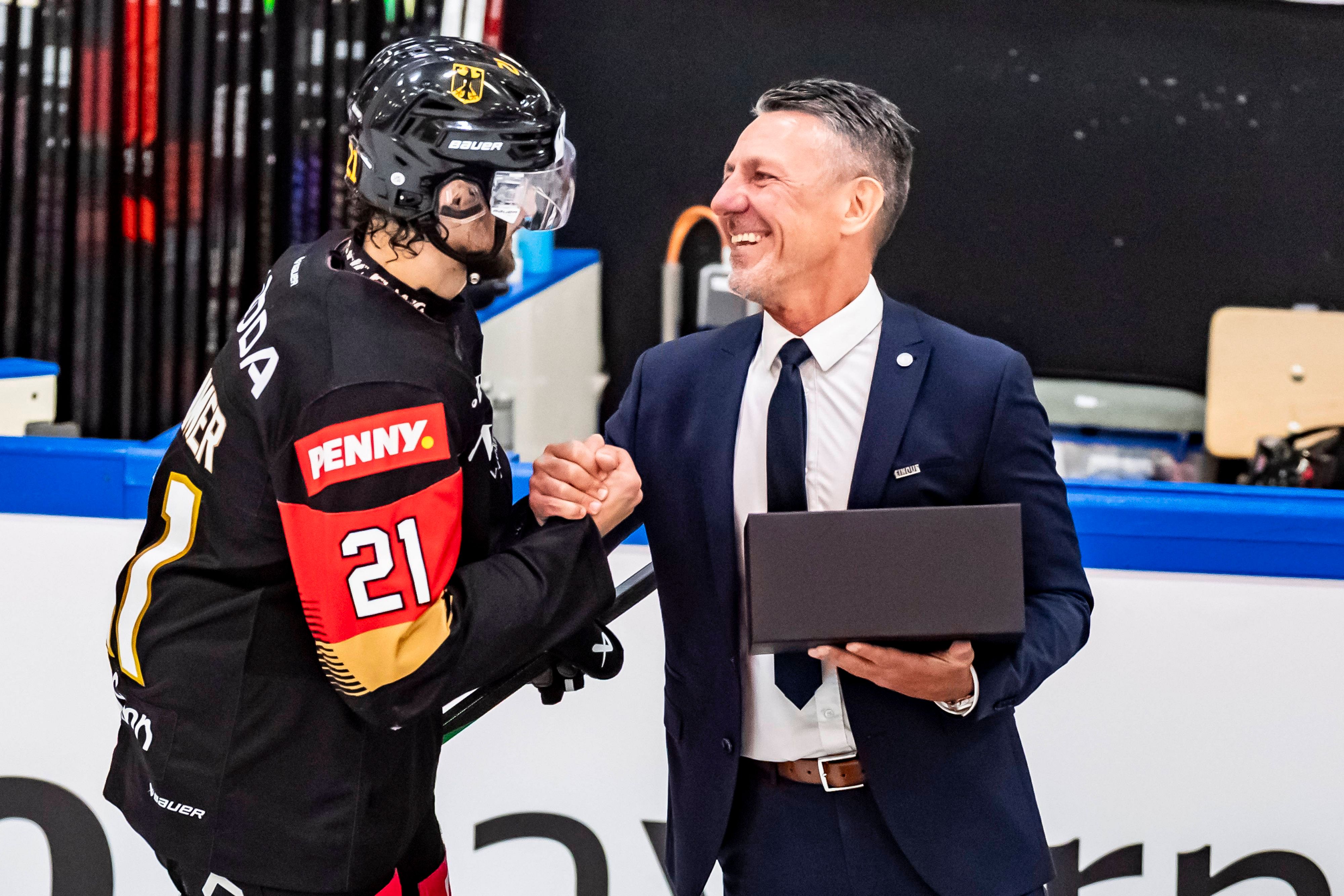 Frank H. Lutz gratuliert Nico Krämmer.