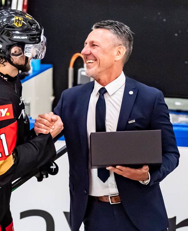 Frank H. Lutz gratuliert Nico Krämmer.