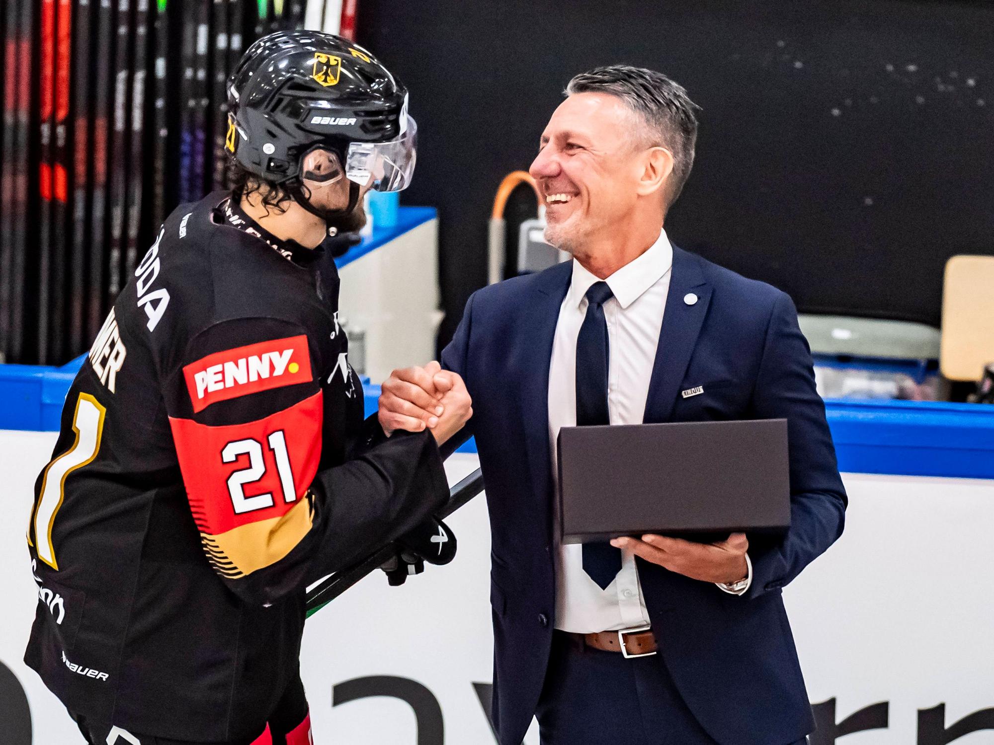 Frank H. Lutz gratuliert Nico Krämmer.