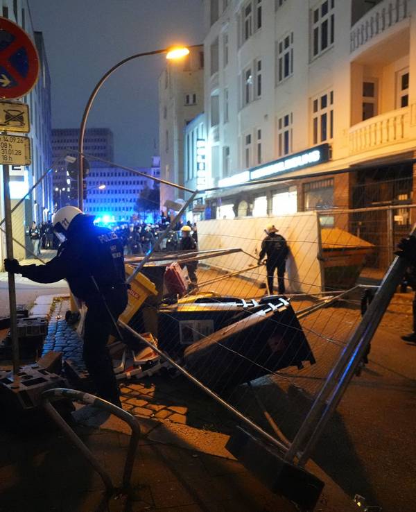 Einsatzkräfte der Polizei entfernen eine Barrikade auf einer Straße im Hamburger Stadtteil St. Georg, die am Rande der Demonstration „Gen Z regelt“ errichtet wurde.