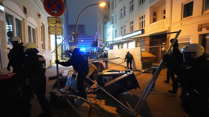 Einsatzkräfte der Polizei entfernen eine Barrikade auf einer Straße im Hamburger Stadtteil St. Georg, die am Rande der Demonstration „Gen Z regelt“ errichtet wurde.