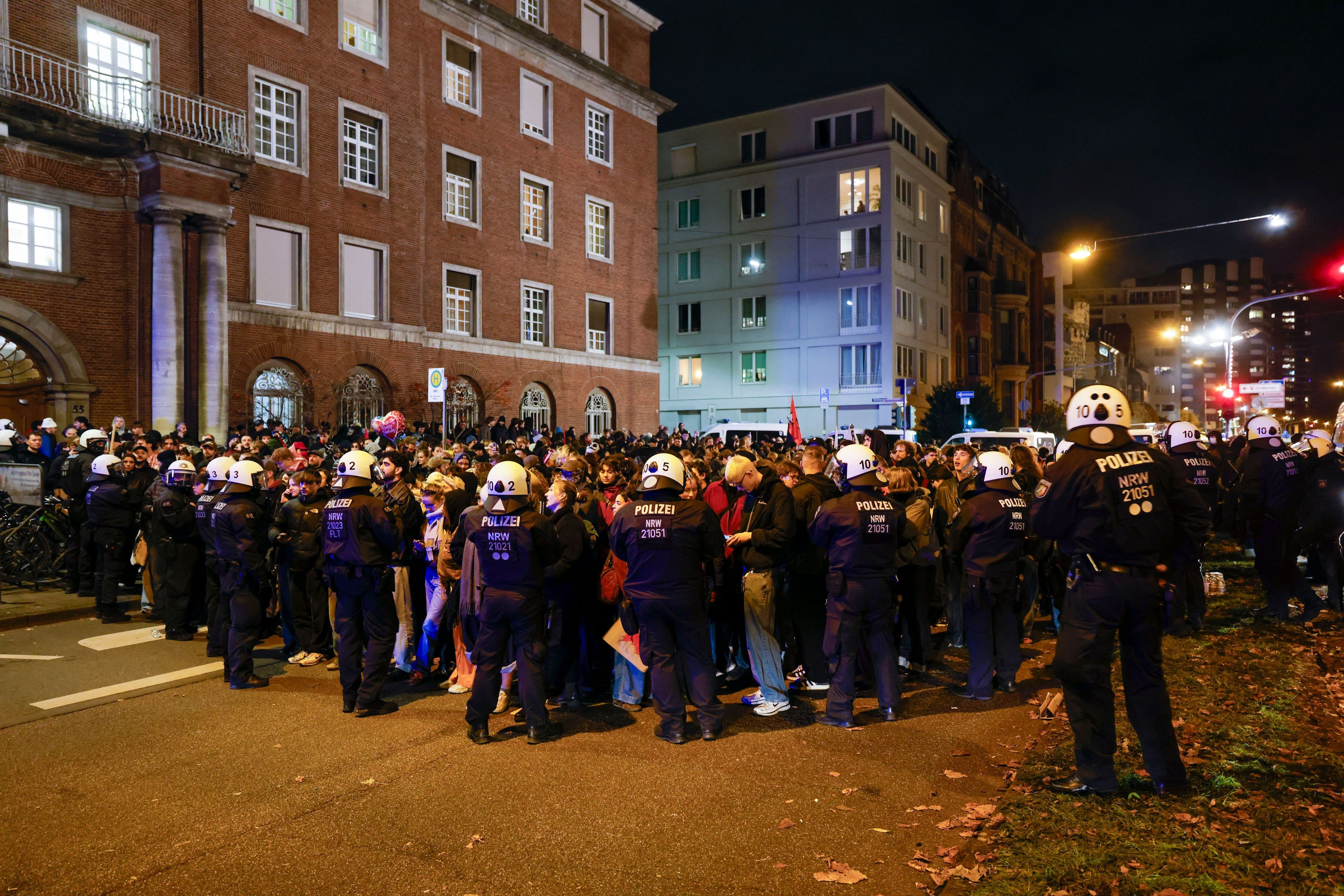 Polizeikräfte haben in Köln eine Gruppe von Demonstranten umstellt, um deren Personalien aufzunehmen.