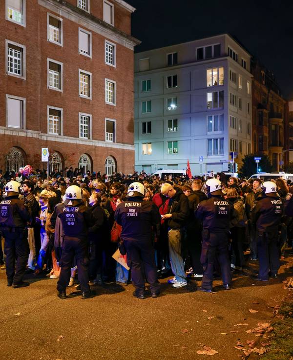 Polizeikräfte haben in Köln eine Gruppe von Demonstranten umstellt, um deren Personalien aufzunehmen.