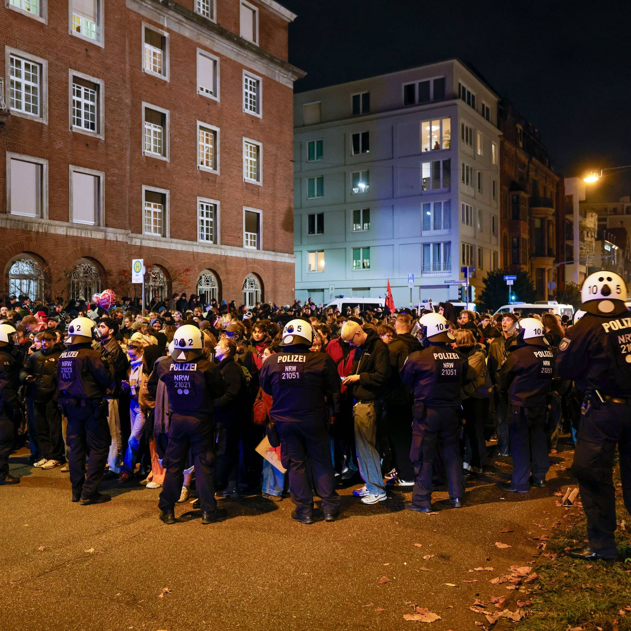 Polizeikräfte haben in Köln eine Gruppe von Demonstranten umstellt, um deren Personalien aufzunehmen.