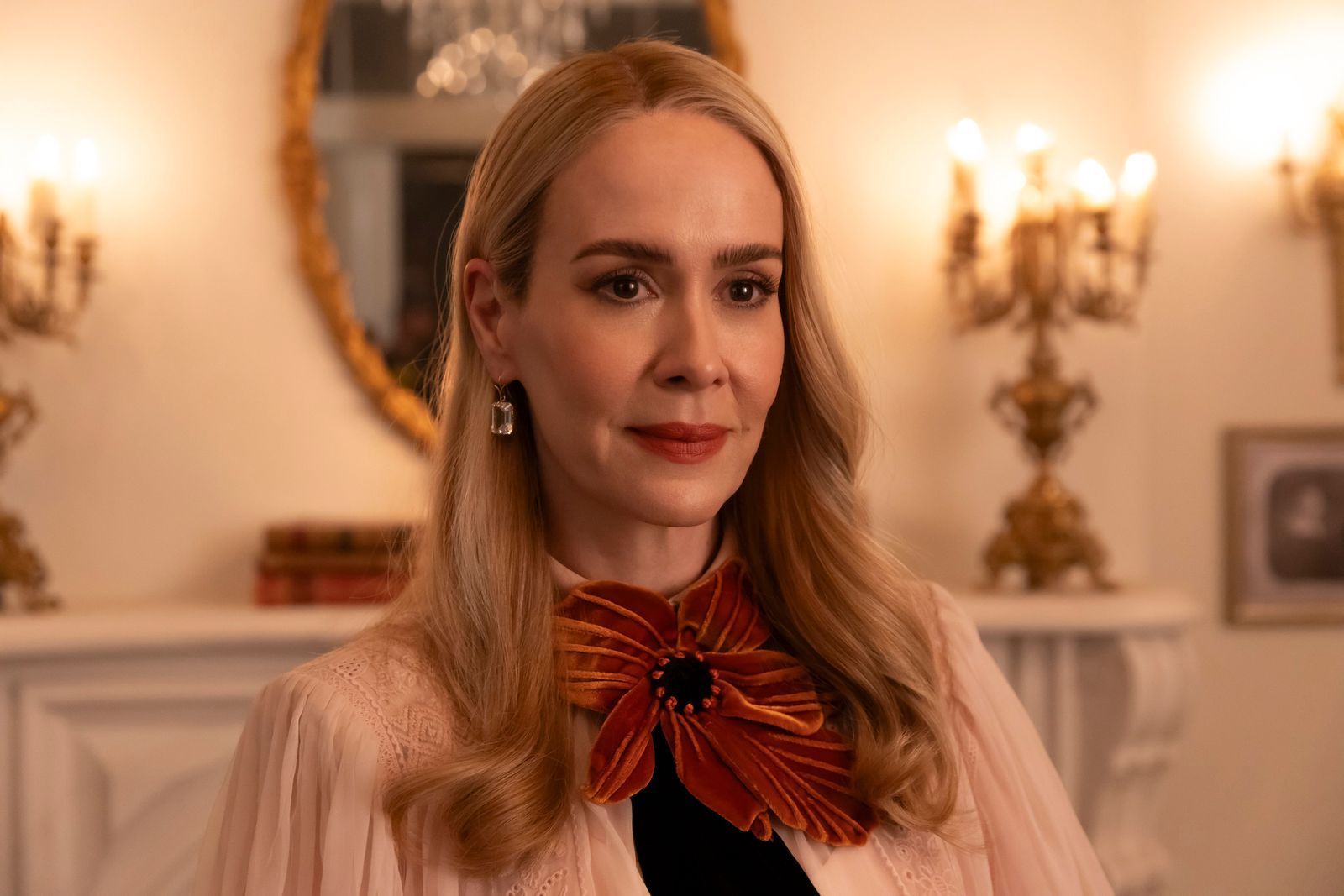 Neben einigen neuen Gesichtern erwarten Fans in „American Horror Story: 13“ zwischen Spukhotel, Mörderhaus und Hexenzirkel auch altbekannte Stars wie Sarah Paulson. (Bild: FX  / Eric Liebowitz)