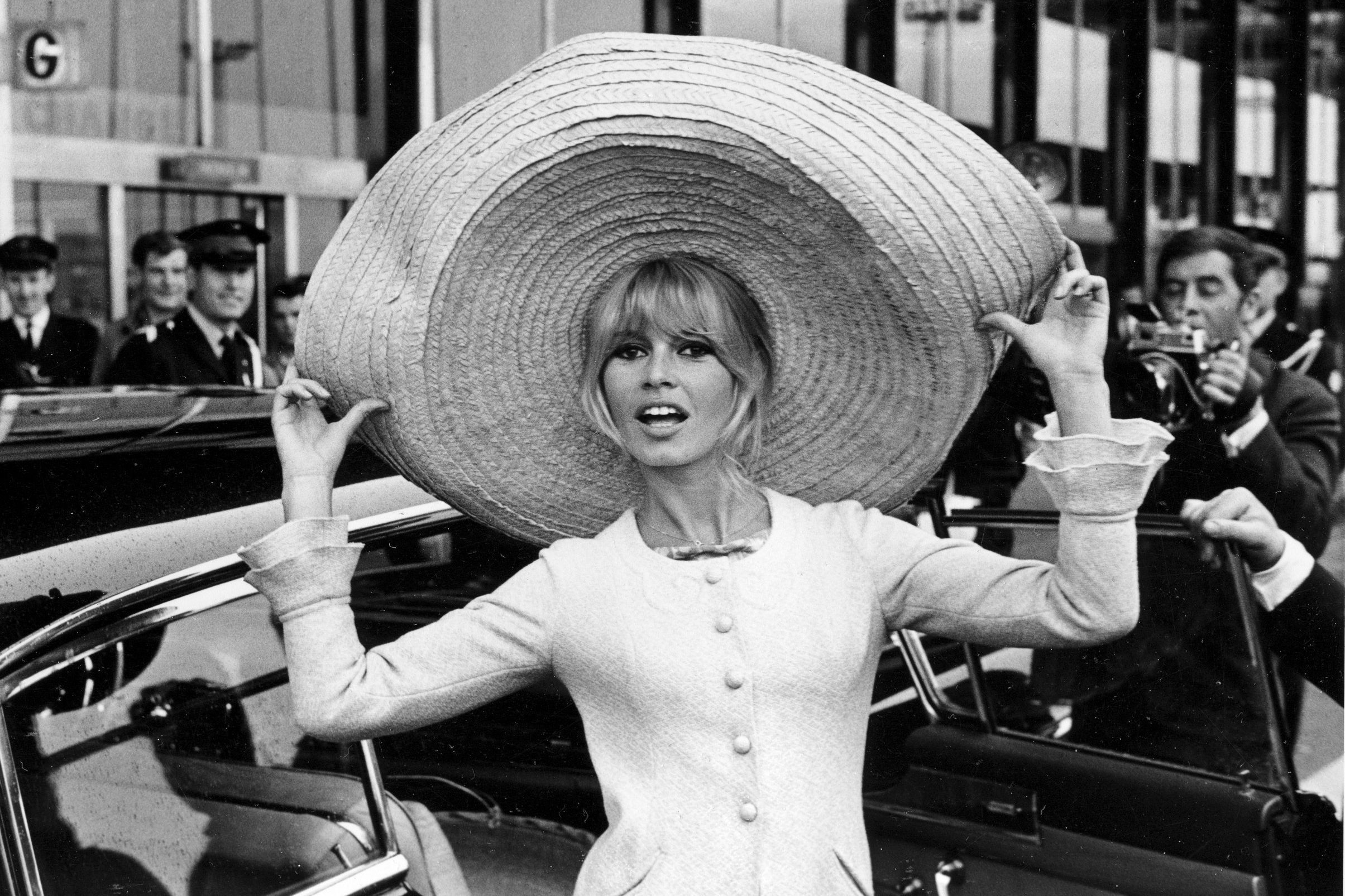 dpatopbilder - ARCHIV - 27.05.1965, Frankreich, Paris: Die französische Schauspielerin Brigitte Bardot posiert mit einem riesigen Sombrero, den sie aus Mexiko mitgebracht hat, als sie am 27. Mai 1965 am Flughafen Orly in Paris, Frankreich, ankommt. Foto: Uncredited/AP/dpa +++ dpa-Bildfunk +++