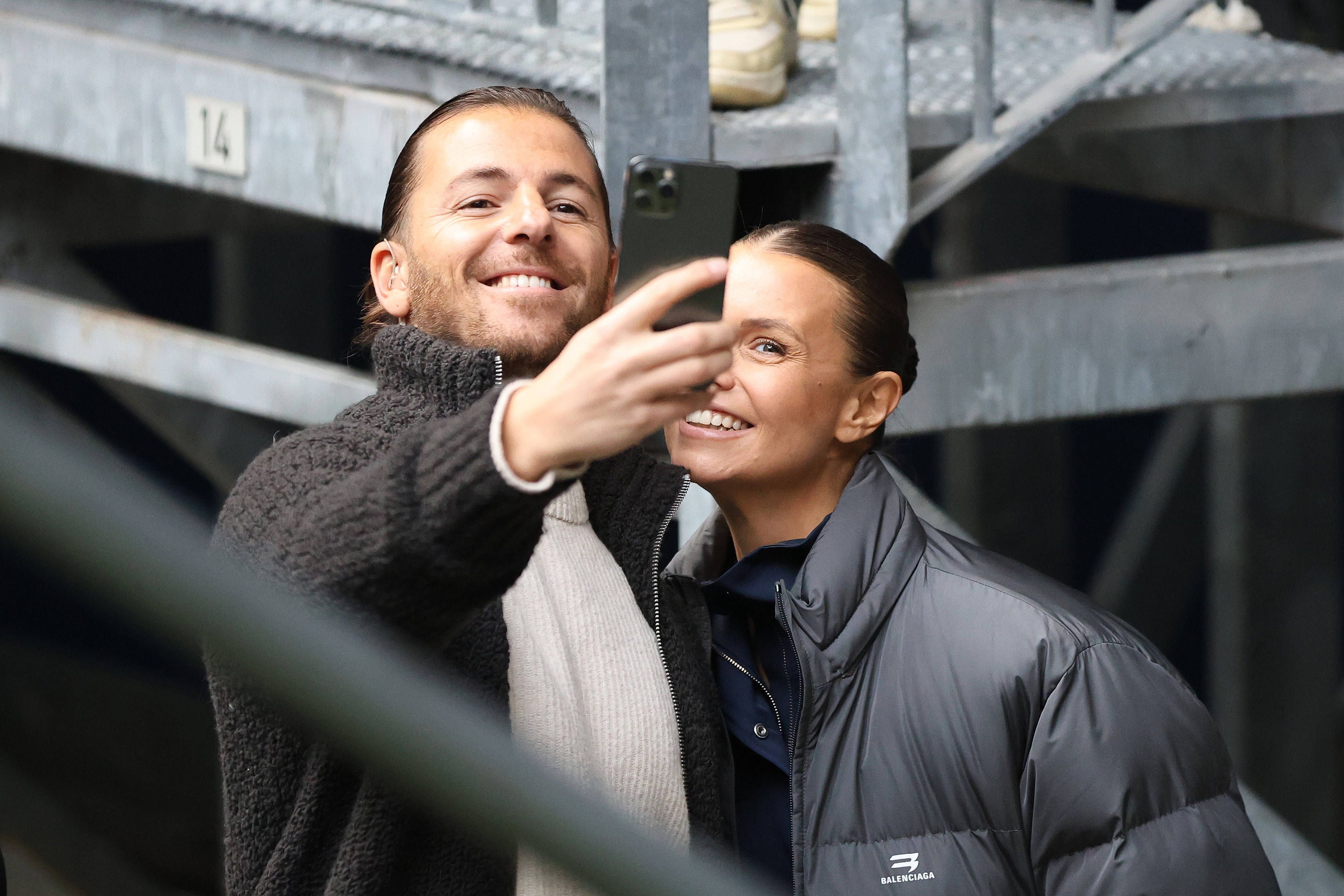 Riccardo Basile und Laura Wontorra machen im Schalker Stadion ein Pärchen-Selfie.