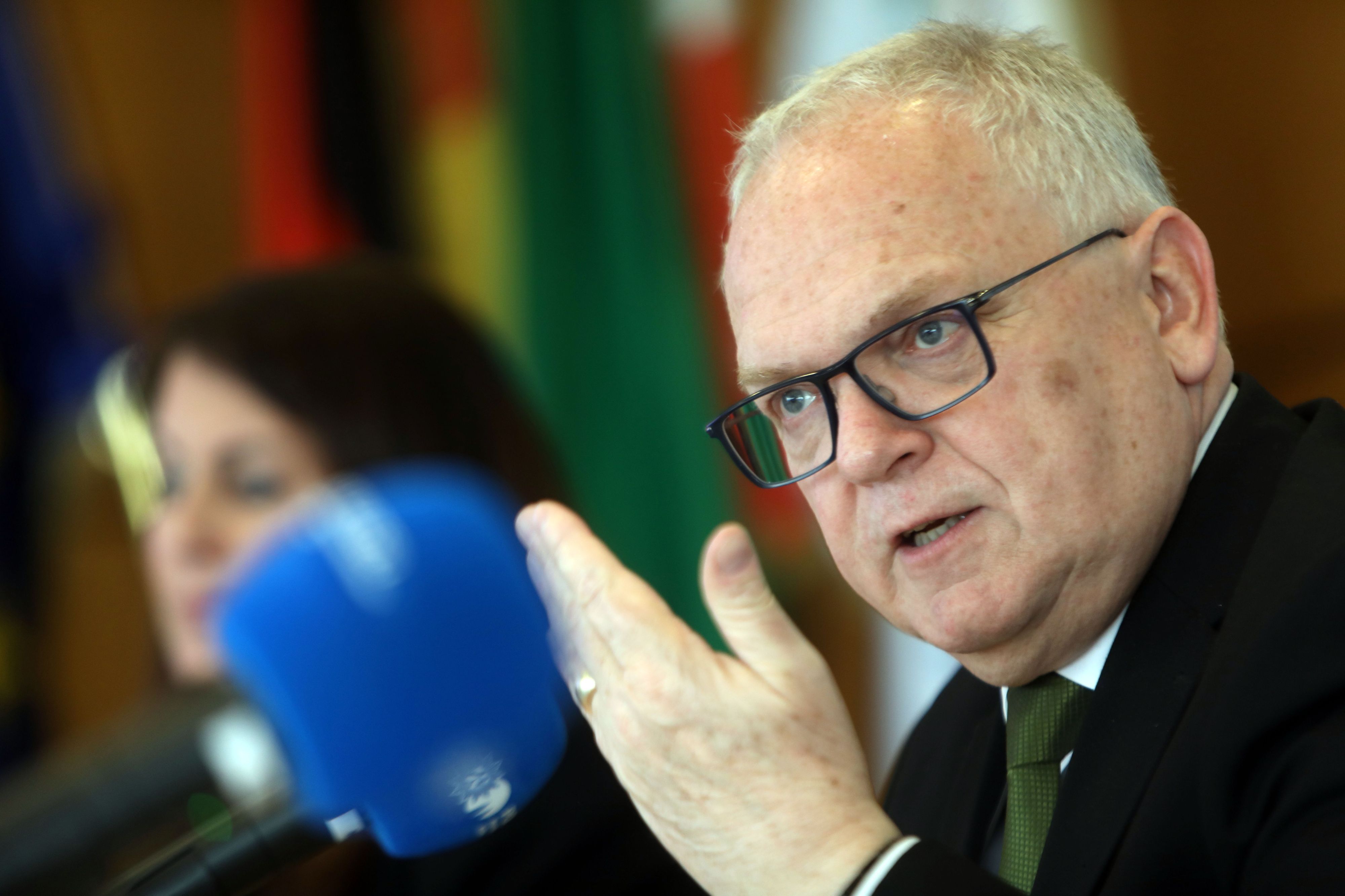 Polizeipräsident Johannes Hermanns spricht auf einer Pressekonferenz.