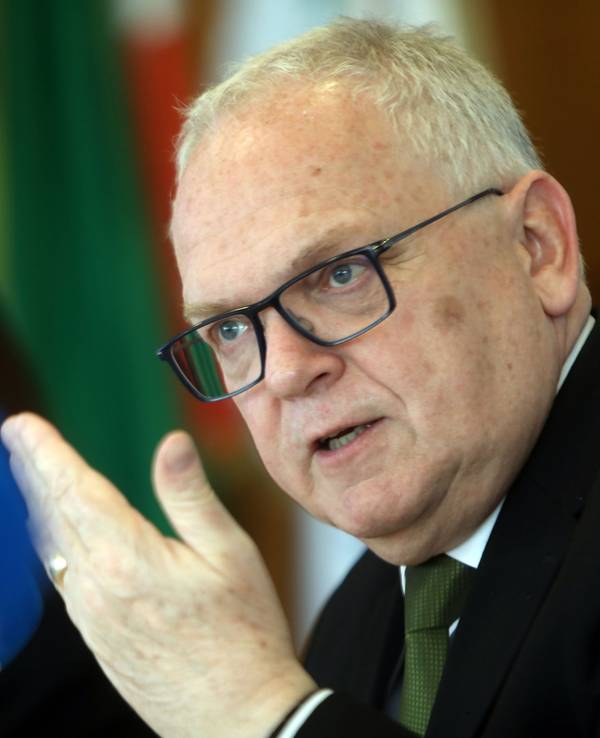 Polizeipräsident Johannes Hermanns spricht auf einer Pressekonferenz.