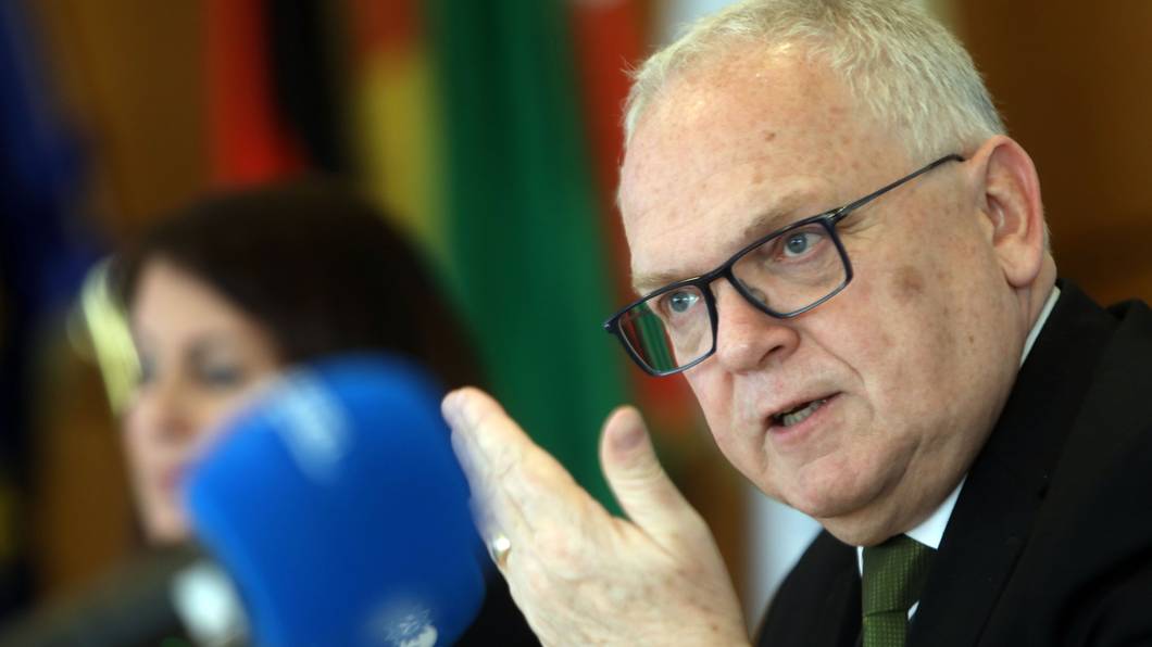Polizeipräsident Johannes Hermanns spricht auf einer Pressekonferenz.
