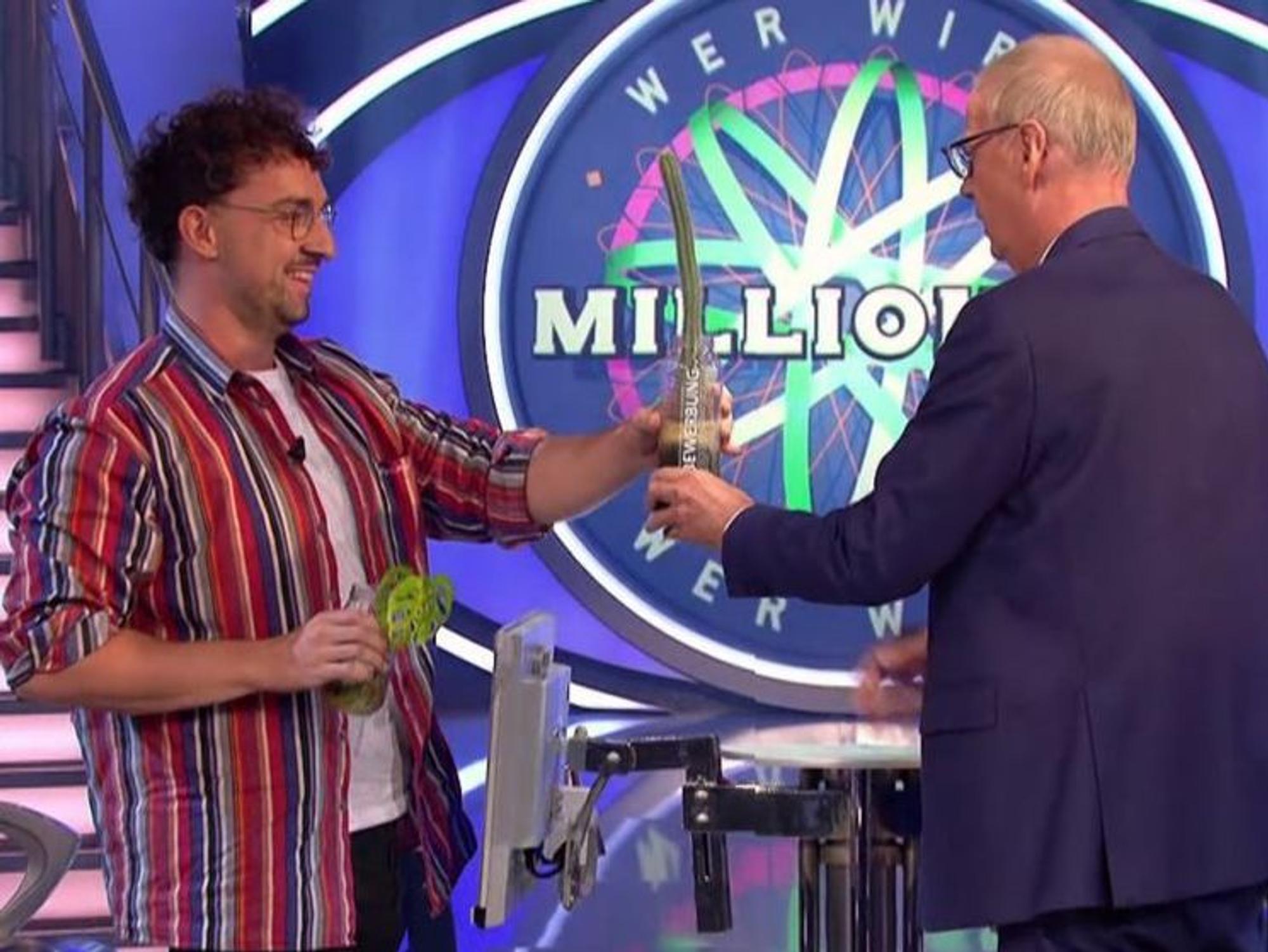 Kandidat Ruben Jochem setzte mit seinem Glücksbringer, einer kleinen Monstera-Pflanze, bei Günther Jauch pikante Erinnerungen frei. Am Ende schenkte ihm Jauch den ihn störenden stacheligen „Obelisken“. (Bild: RTL)
