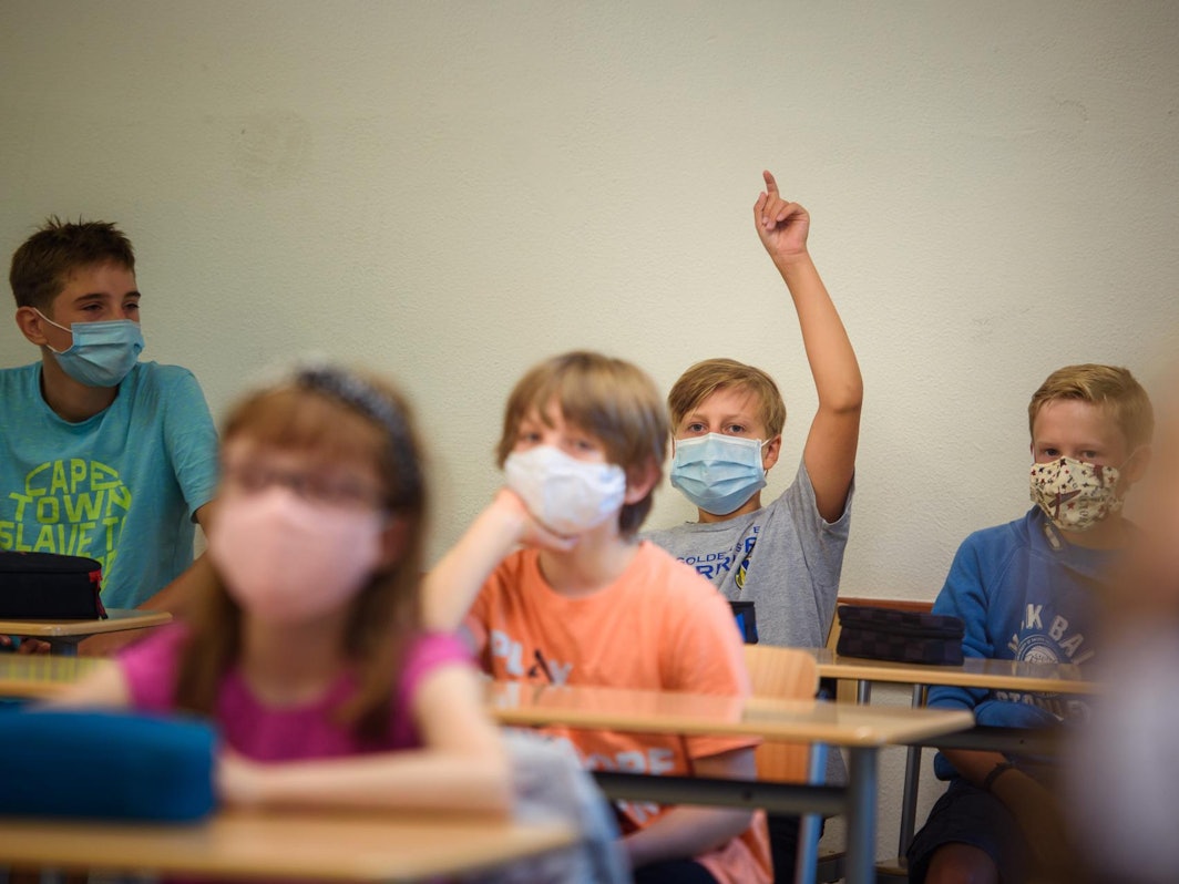 Schüler mit Corona-Masken an einer Schule in Kiel.