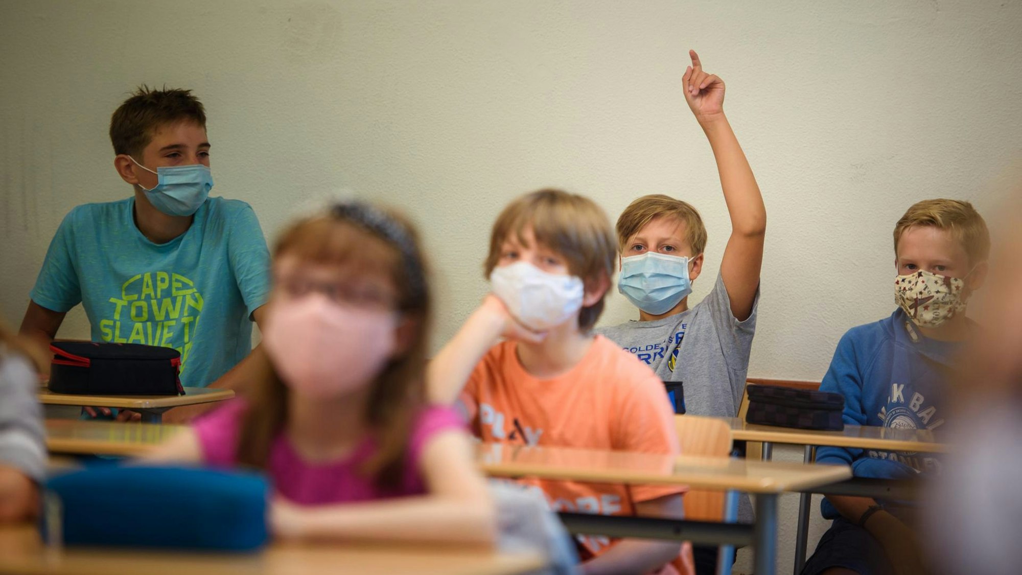 Schüler mit Corona-Masken an einer Schule in Kiel.