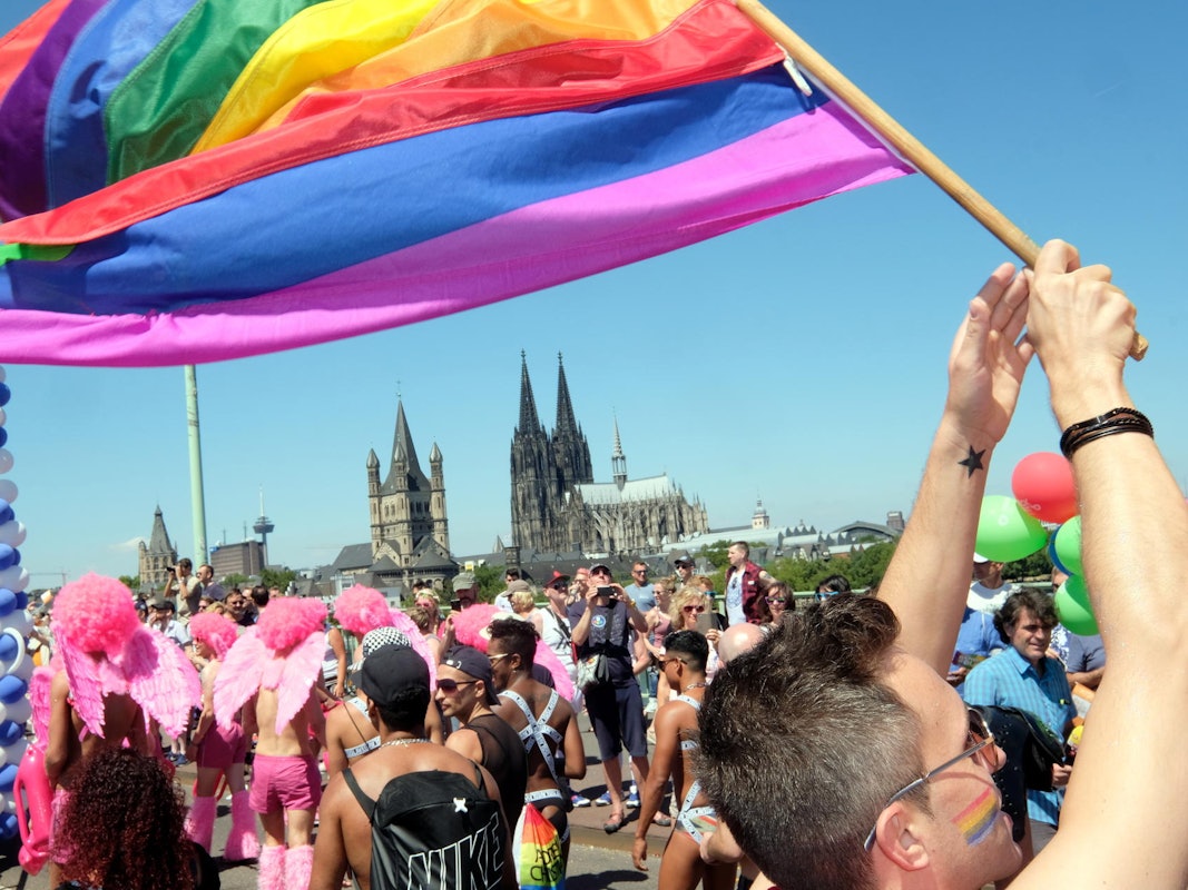 Teilnehmer einer Demo laufen über eine Brücke in Köln.