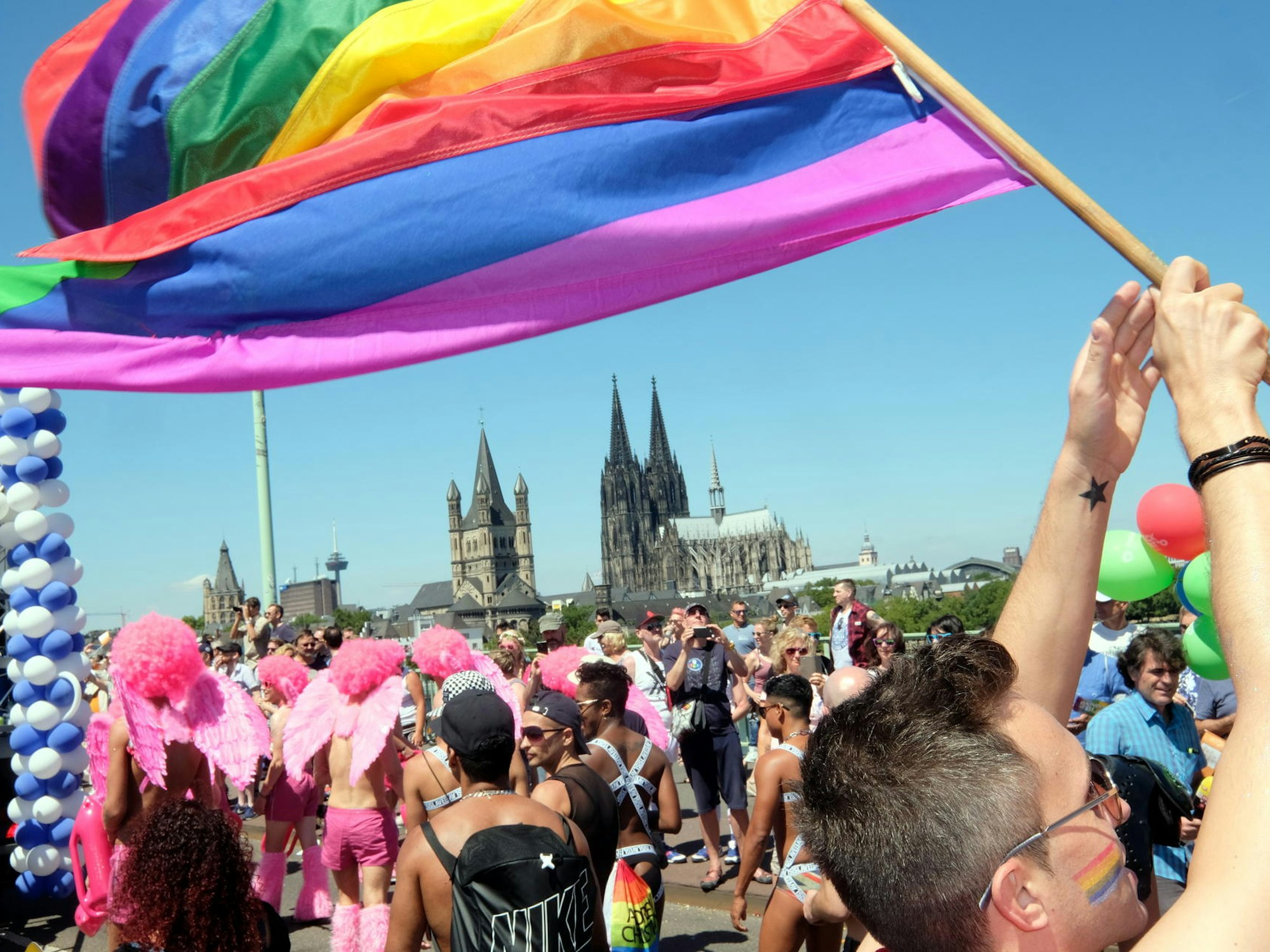 Teilnehmer einer Demo laufen über eine Brücke in Köln.