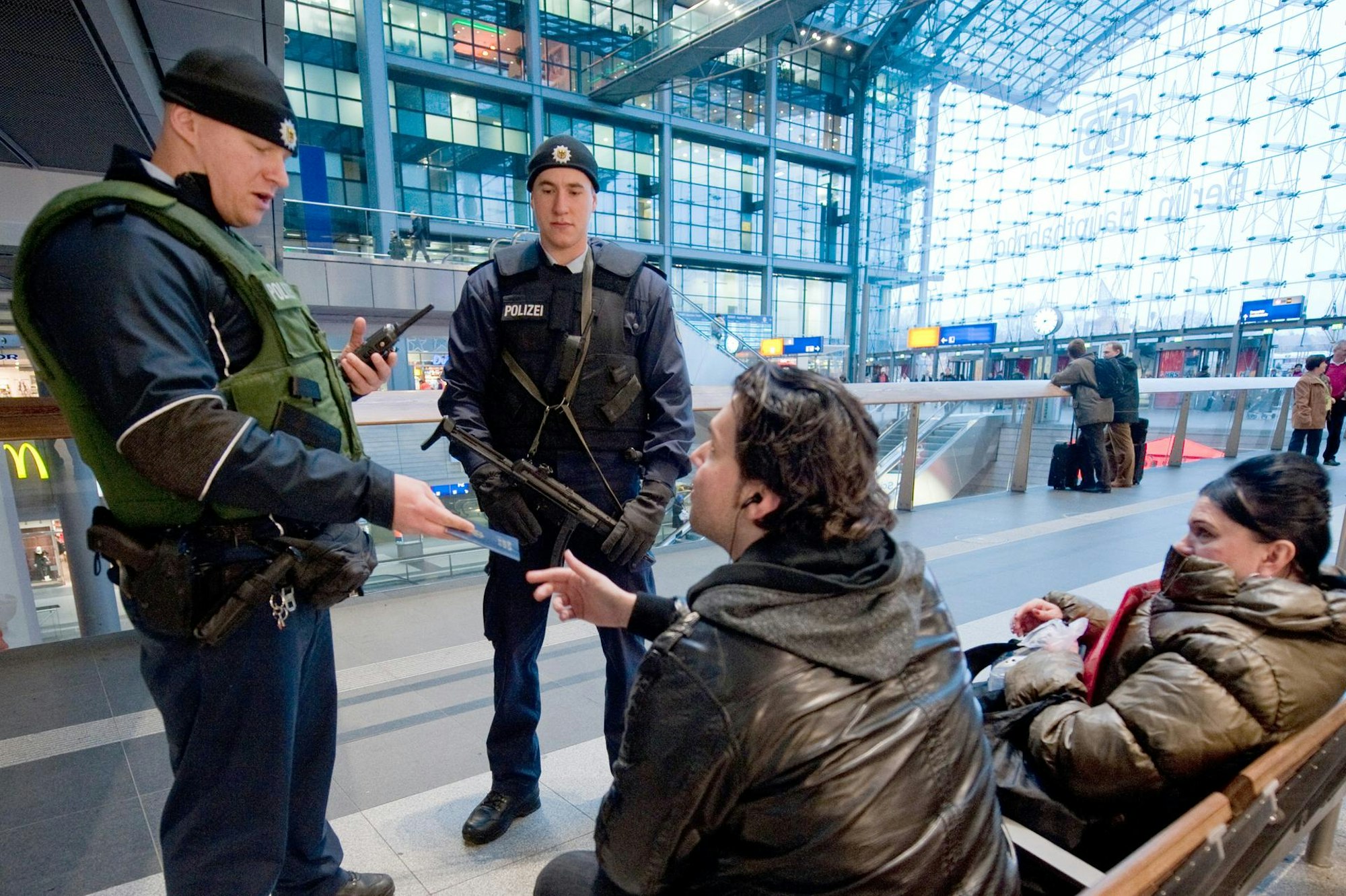 Kontrolleure_Polizei_Ausweiskontrolle