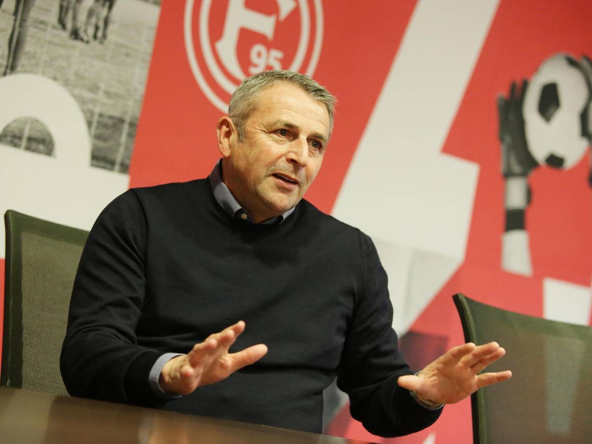 Klaus Allofs beim Interview-Termin mit Express mit Showroom der Fortuna