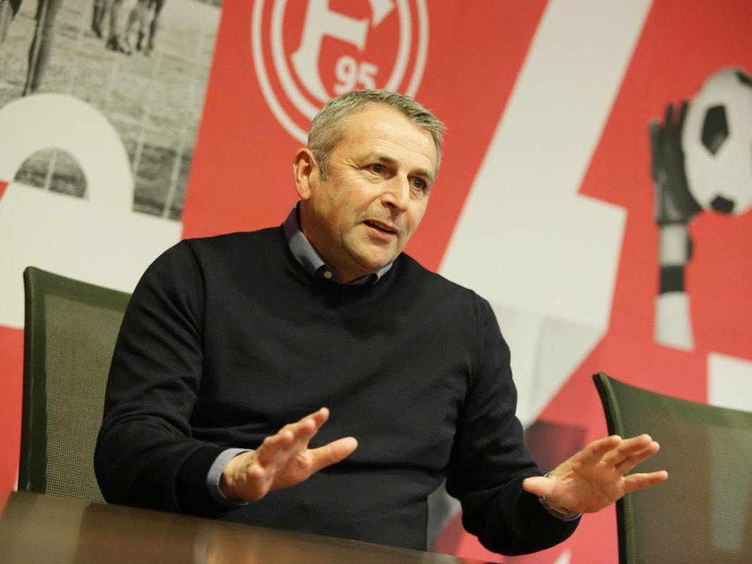 Klaus Allofs beim Interview-Termin mit Express mit Showroom der Fortuna