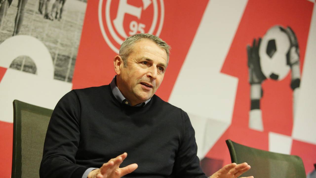 Klaus Allofs beim Interview-Termin mit Express mit Showroom der Fortuna