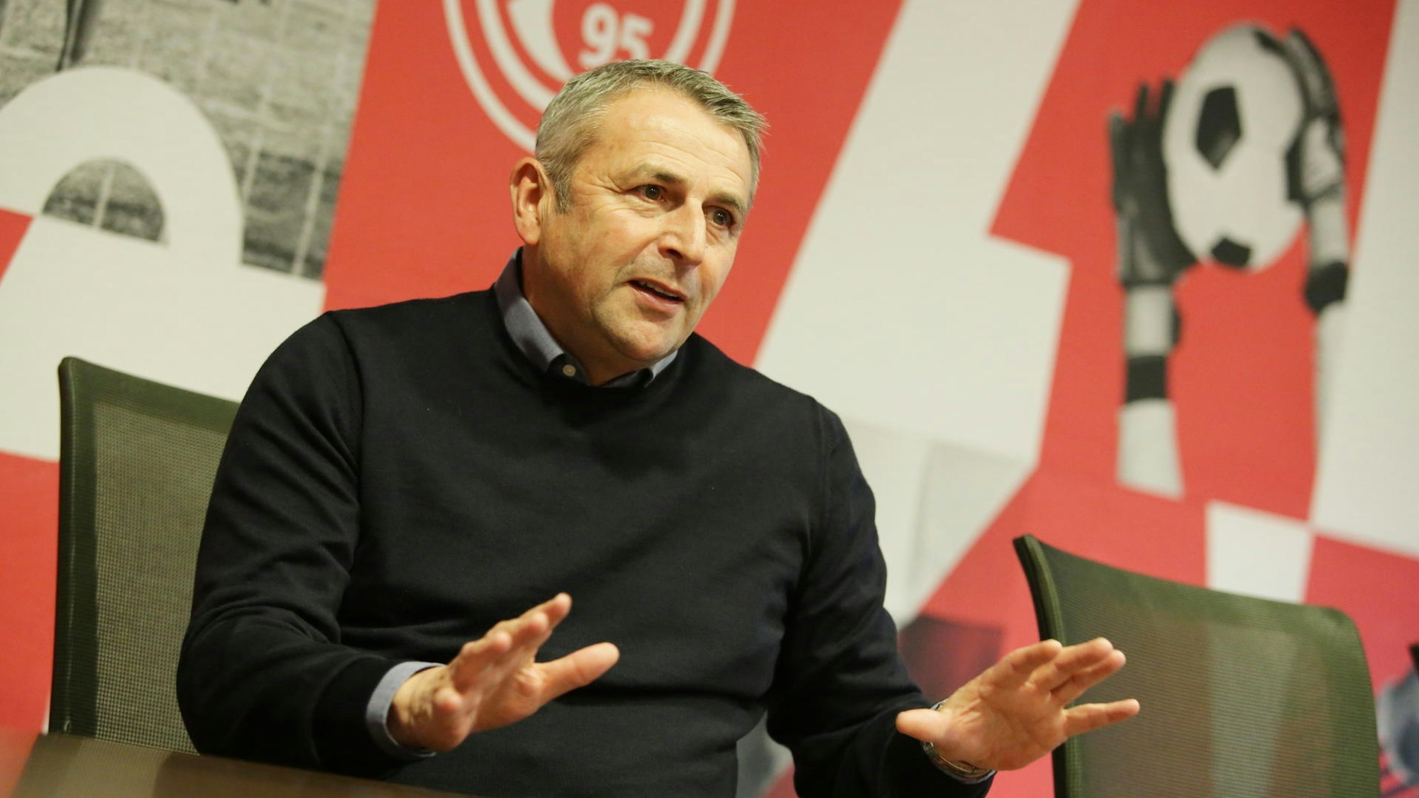 Klaus Allofs beim Interview-Termin mit Express mit Showroom der Fortuna