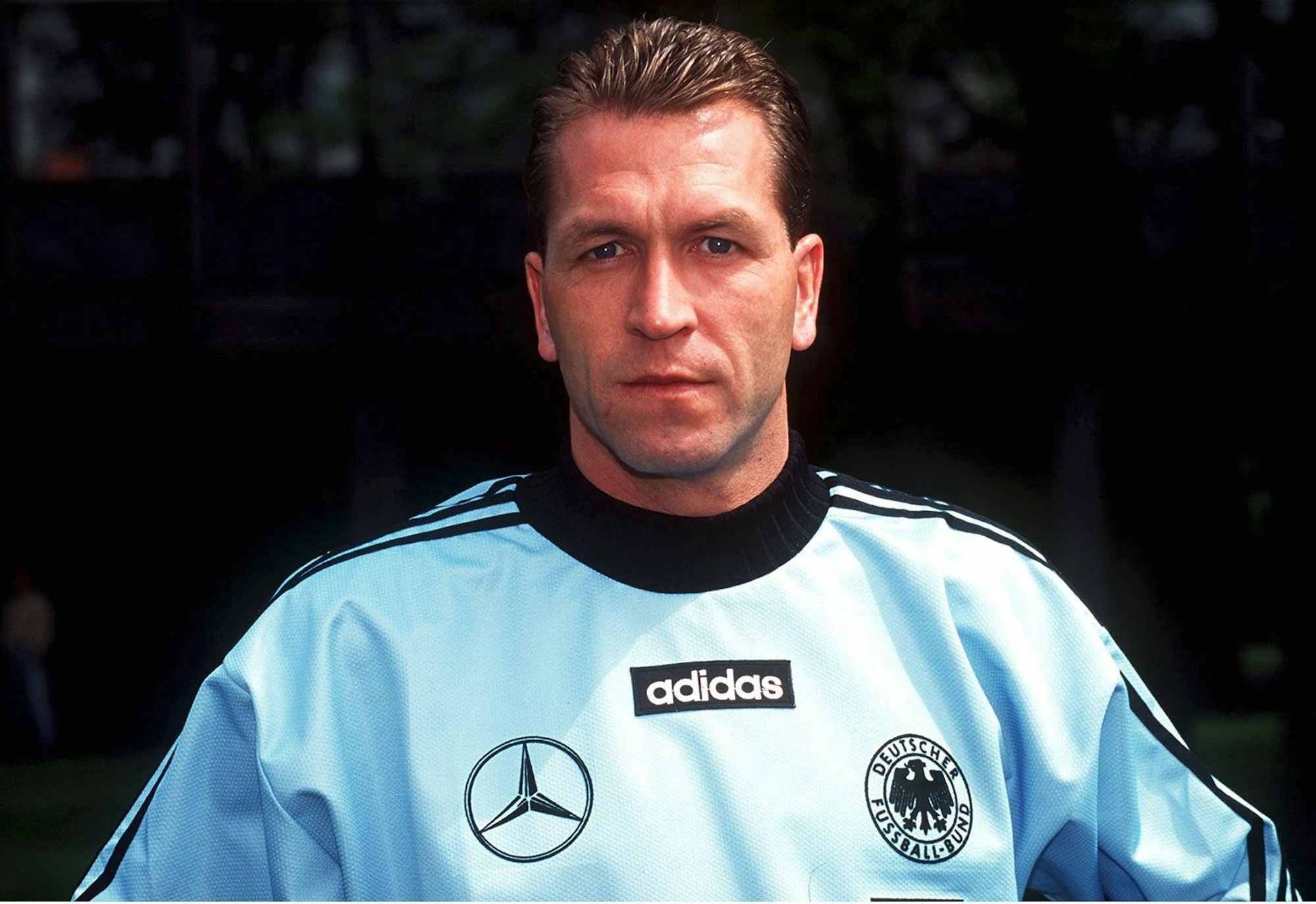 Andreas Köpke schaut im DFB-Trikot in die Kamera