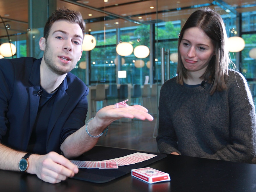 Zauberkuenstler_JannikGoertz_Kartentrick_Frosch