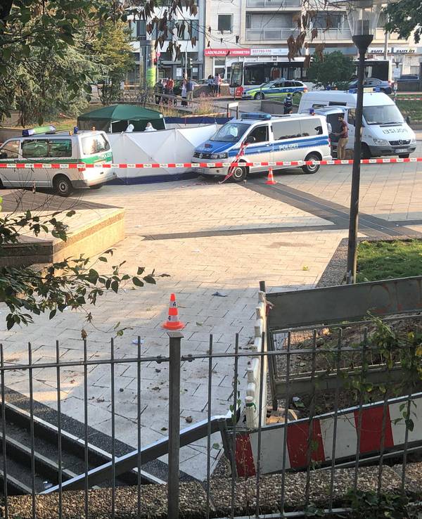 Mehrere Polizeifahrzeuge stehen auf dem Ebertplatz, der mit Flatterband abgesperrt ist.