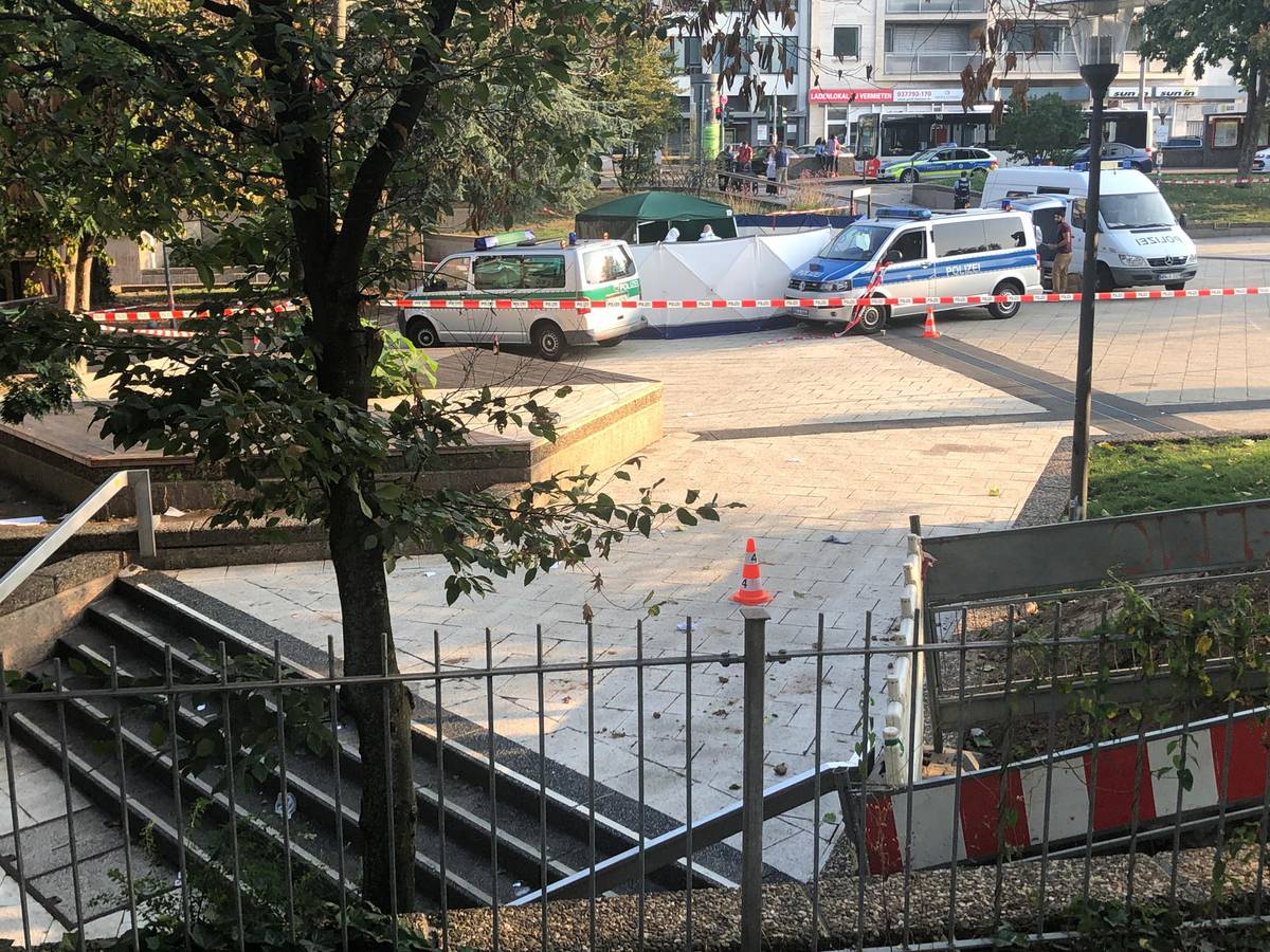 Mehrere Polizeifahrzeuge stehen auf dem Ebertplatz, der mit Flatterband abgesperrt ist.