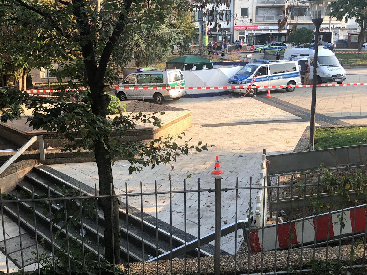 Mehrere Polizeifahrzeuge stehen auf dem Ebertplatz, der mit Flatterband abgesperrt ist.