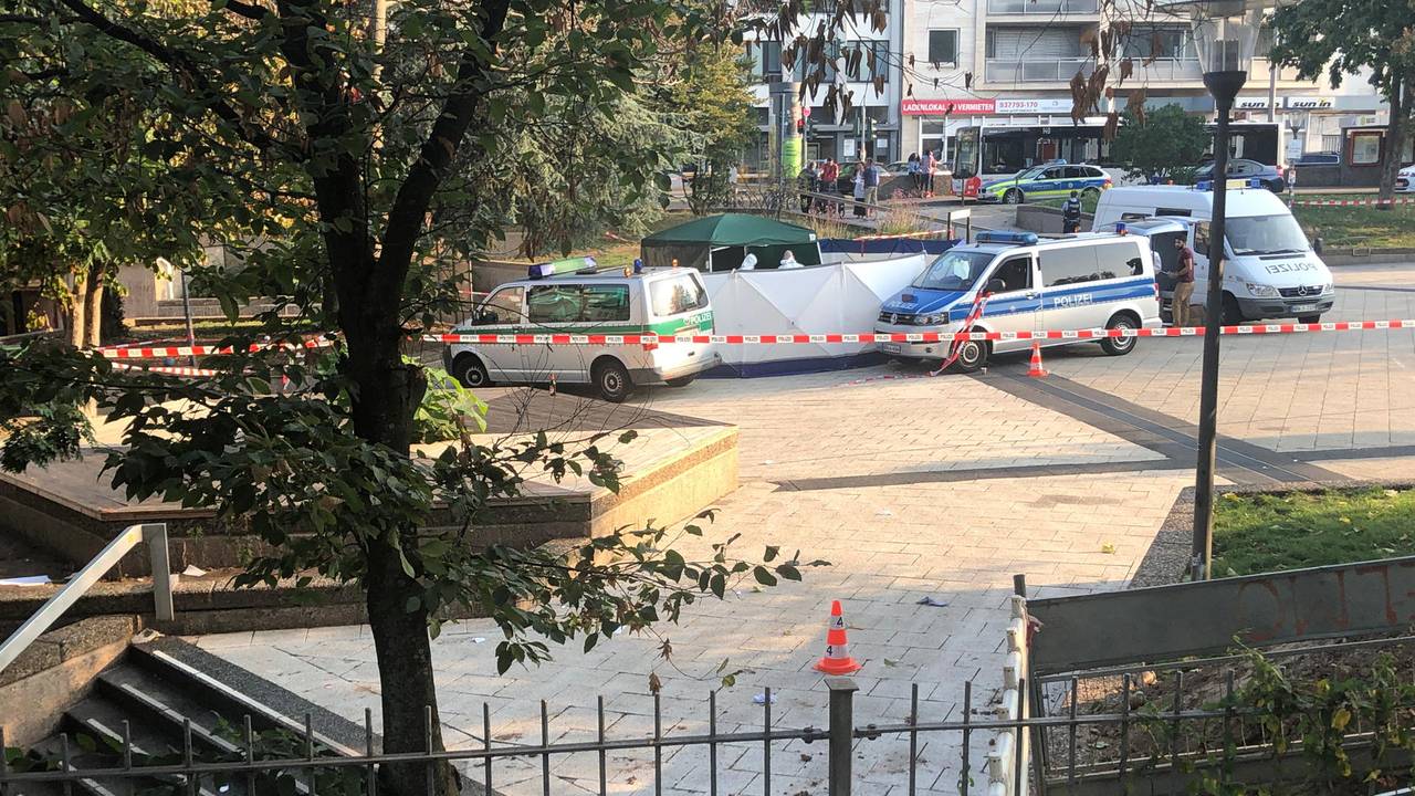 Mehrere Polizeifahrzeuge stehen auf dem Ebertplatz, der mit Flatterband abgesperrt ist.