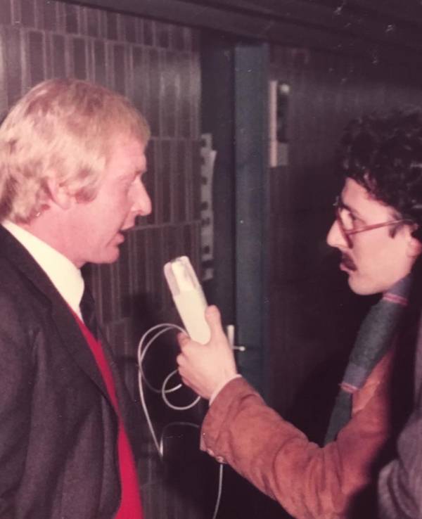 Karl-Heinz Schnellinger wird in der Kölner Sporthalle interviewt