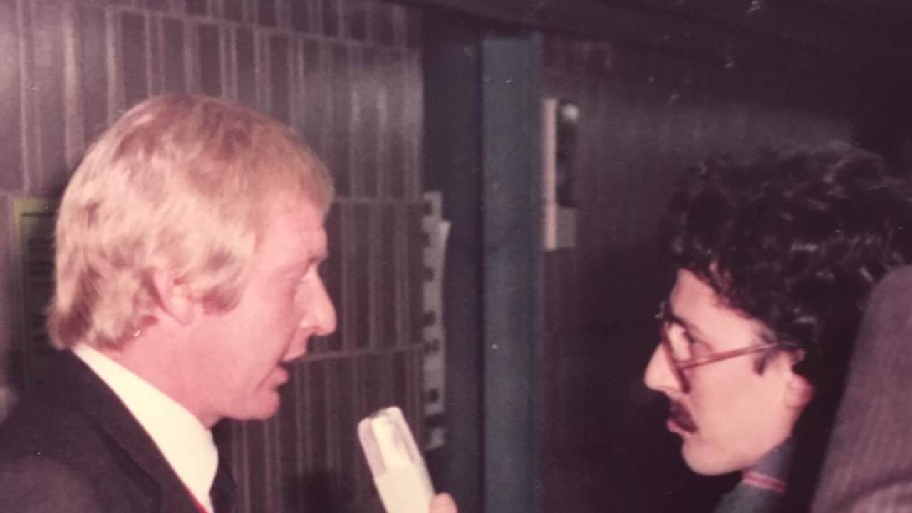 Karl-Heinz Schnellinger wird in der Kölner Sporthalle interviewt