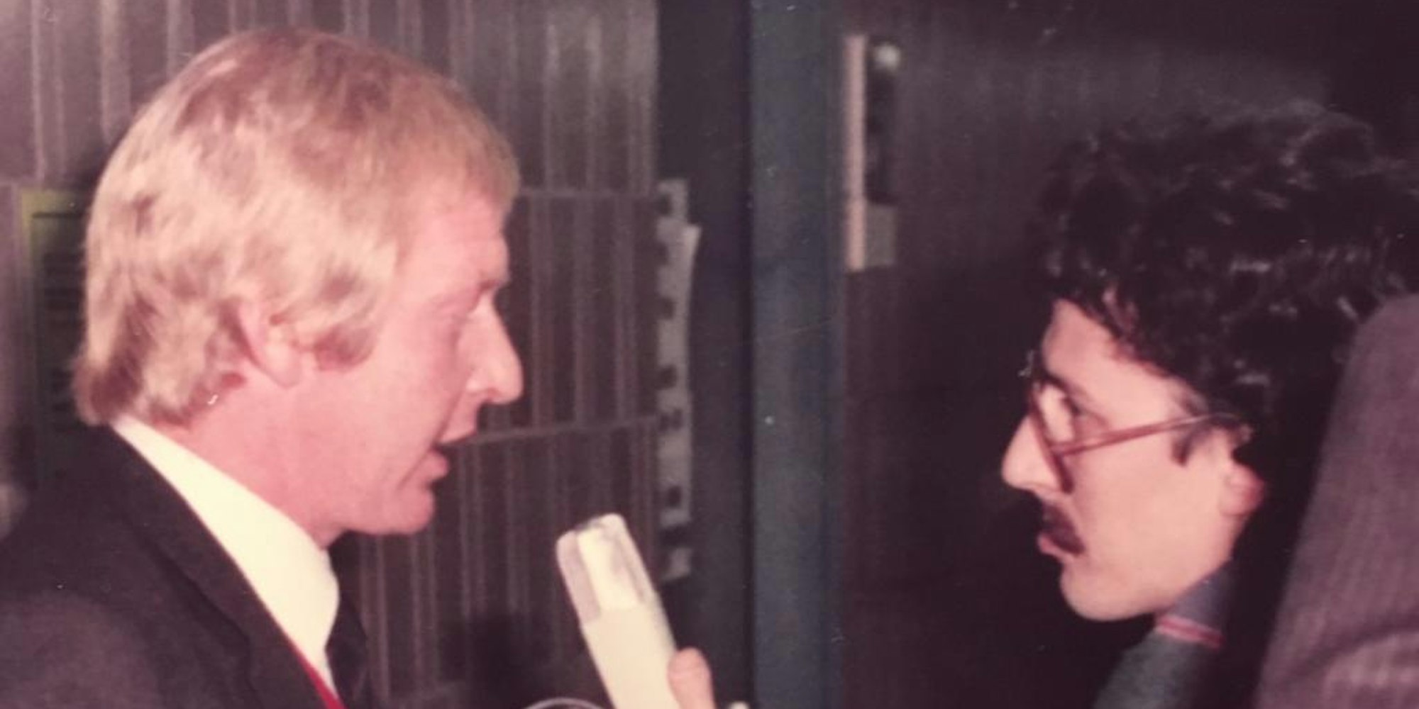 Karl-Heinz Schnellinger wird in der Kölner Sporthalle interviewt