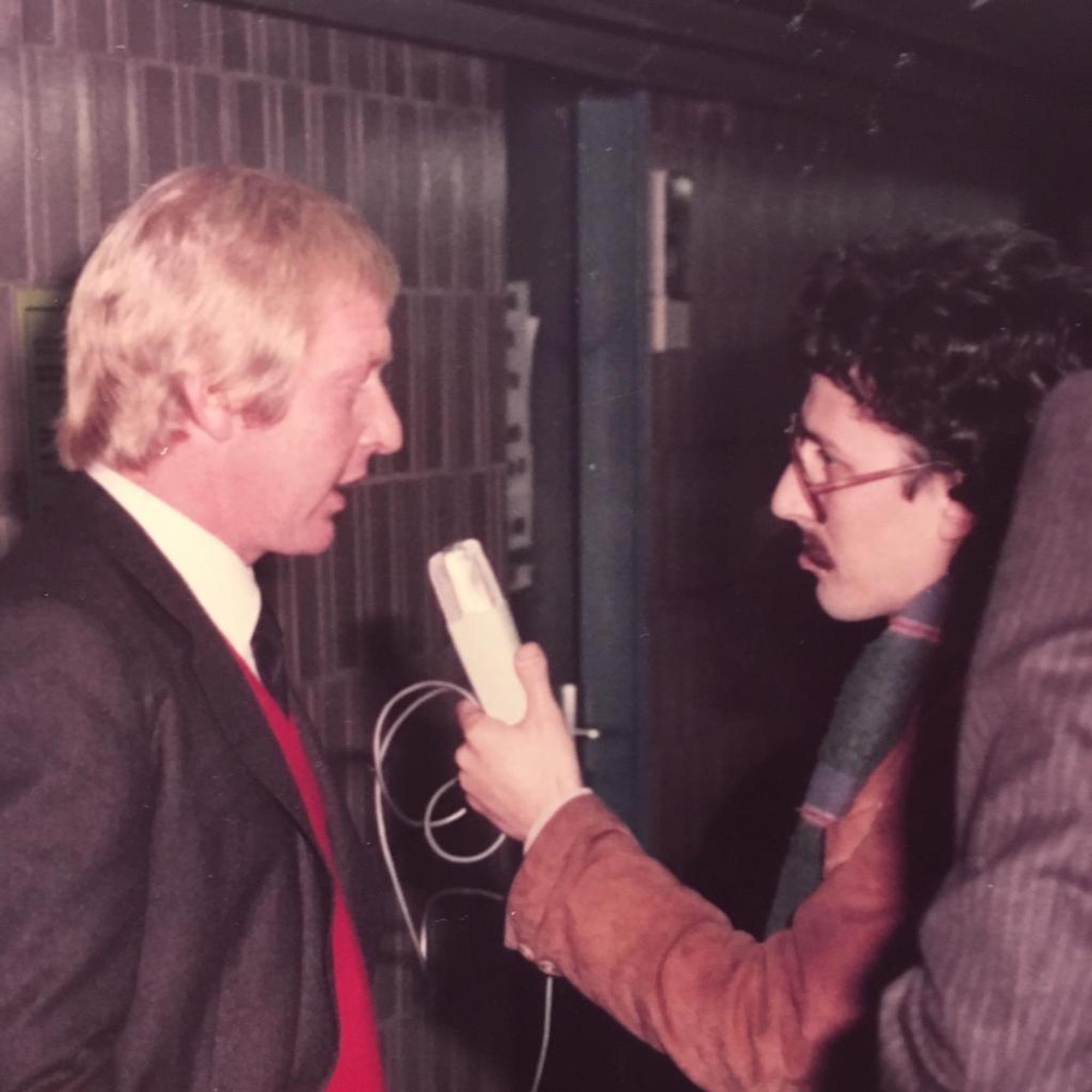 Karl-Heinz Schnellinger wird in der Kölner Sporthalle interviewt