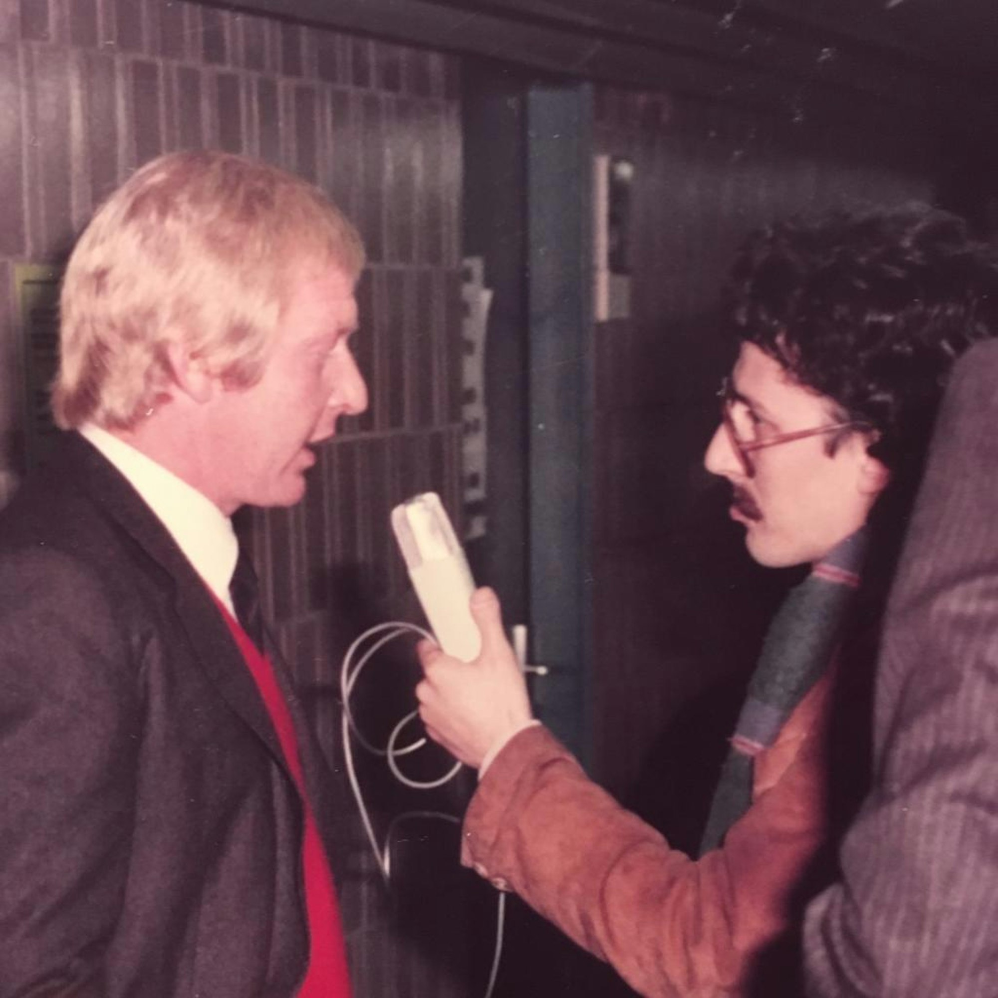 Karl-Heinz Schnellinger wird in der Kölner Sporthalle interviewt