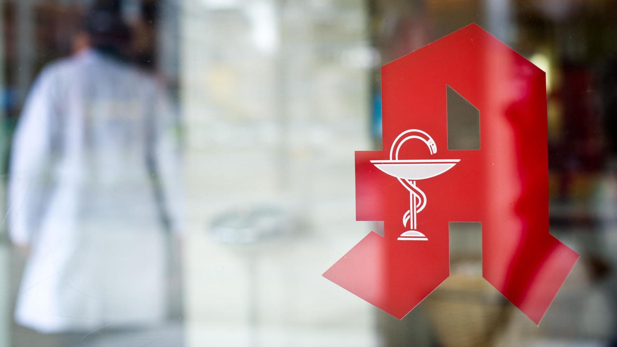 NRW: Mitarbeiter steht in einer Apotheke hinter dem Tresen.