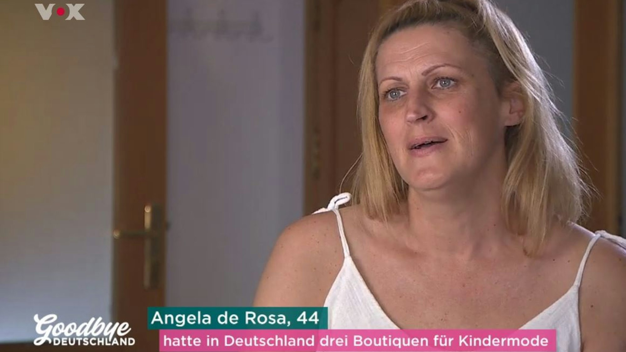 Im Lokal auf Mallorca von „Goodbye Deutschland“-Sternchen Angela de Rosa, hier während einer Folge aus dem Jahr 2021, wurde eingebrochen. Die Schocknachricht muss die Auswanderin erst einmal verarbeiten.