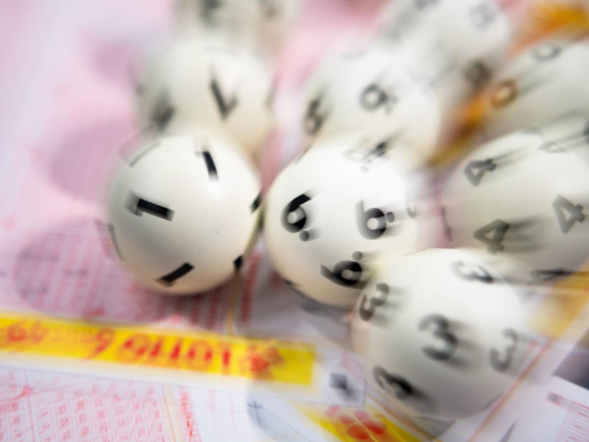 Lotto-Kugeln liegen auf diesem undatierten Foto auf einem Lottoschein (gestellte Szene - Aufnahme mit Zoomeffekt).