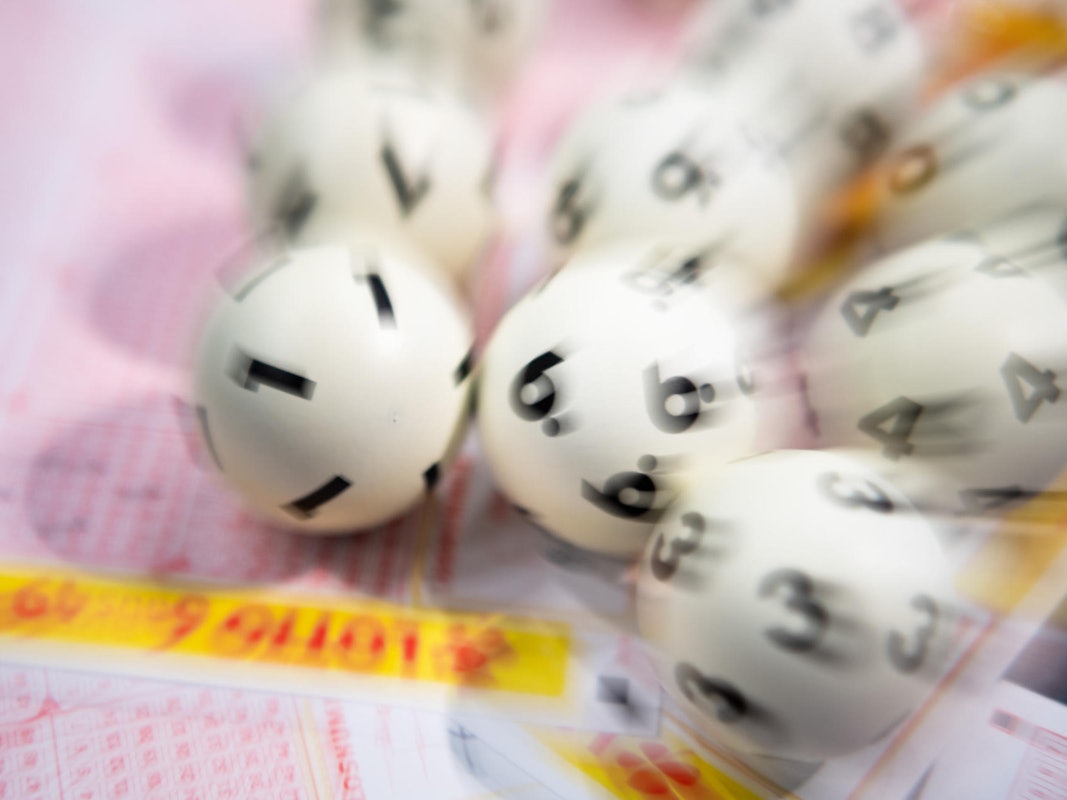 Lotto-Kugeln liegen auf diesem undatierten Foto auf einem Lottoschein (gestellte Szene - Aufnahme mit Zoomeffekt).