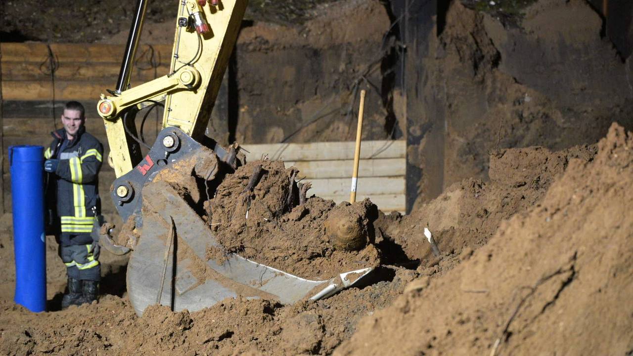 Eine Fünf-Zentner-Bombe liegt in der Schaufel eines Baggers.