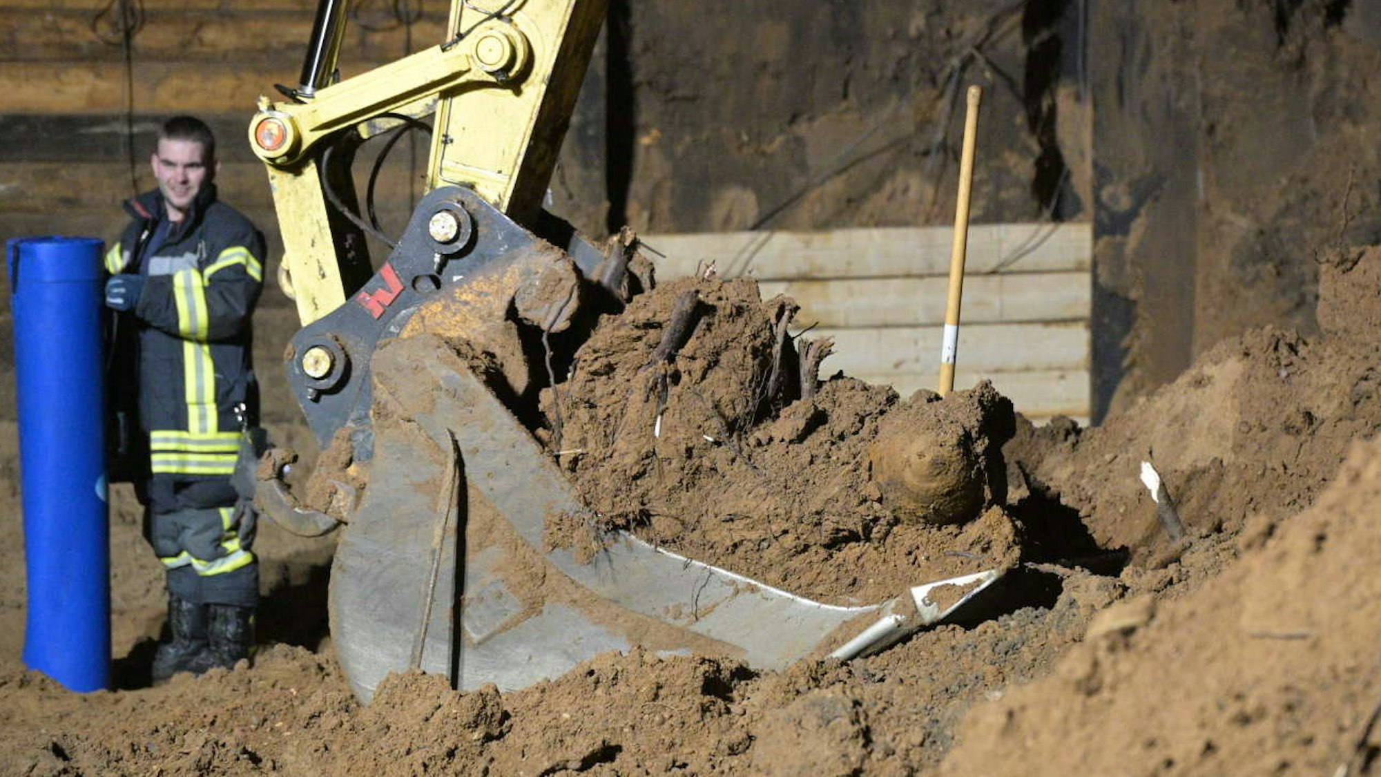 Eine Bombe liegt in einer Baggerschaufel